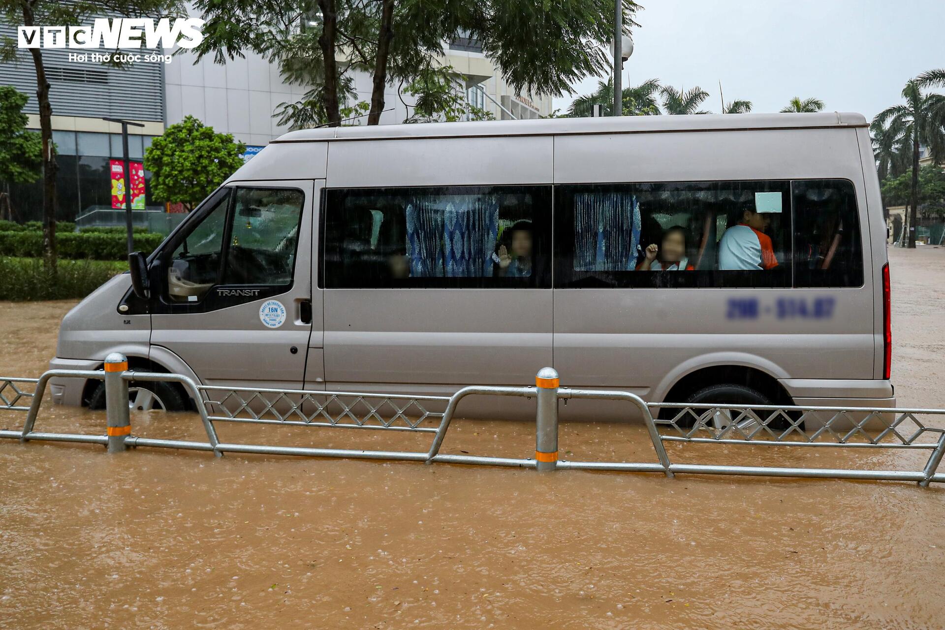 Nước ngập lút bánh xe, người Hà Nội dò dẫm tìm đường về nhà- Ảnh 28.