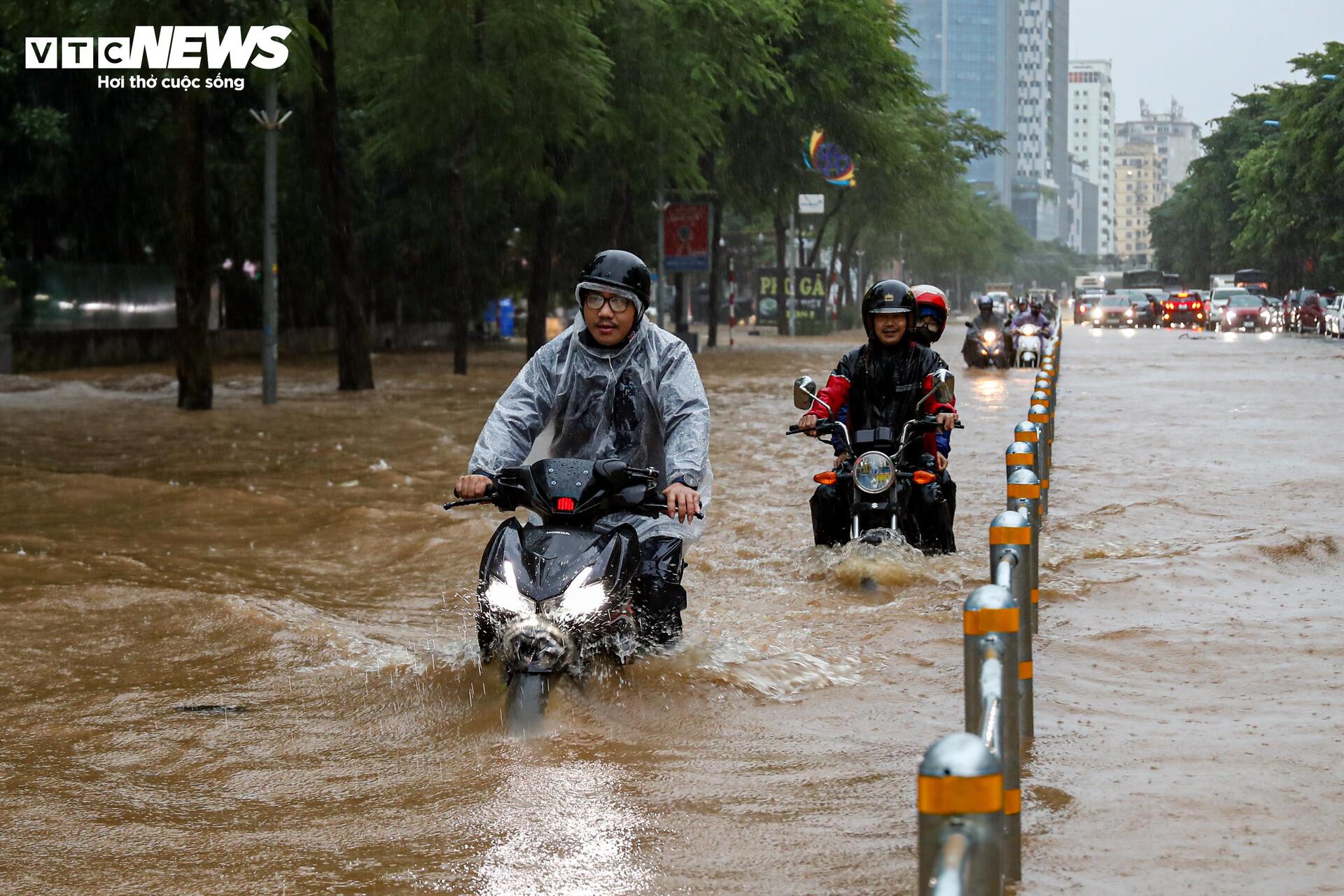 Nước ngập lút bánh xe, người Hà Nội dò dẫm tìm đường về nhà- Ảnh 29.