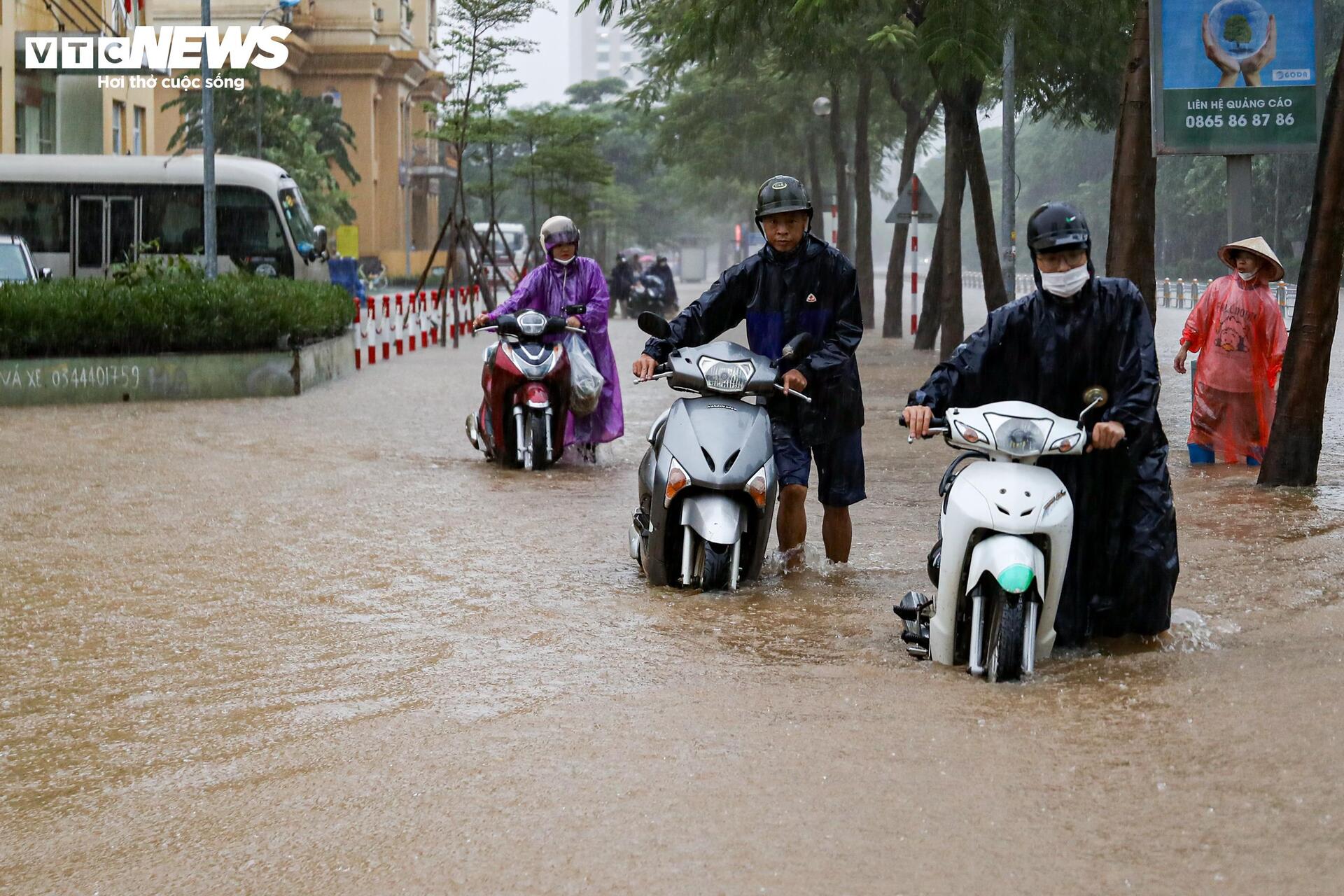 Nước ngập lút bánh xe, người Hà Nội dò dẫm tìm đường về nhà- Ảnh 23.