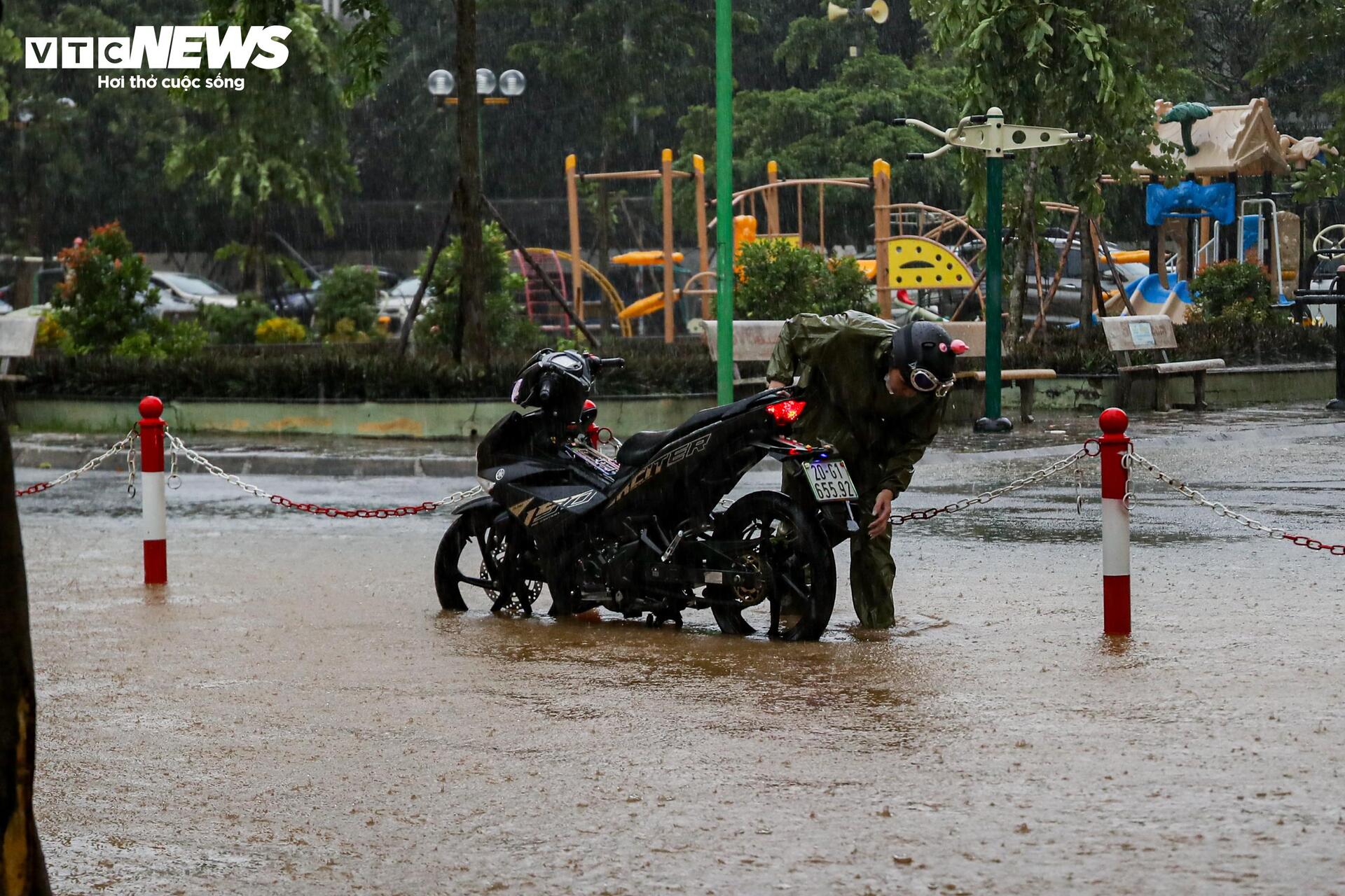 Nước ngập lút bánh xe, người Hà Nội dò dẫm tìm đường về nhà- Ảnh 25.