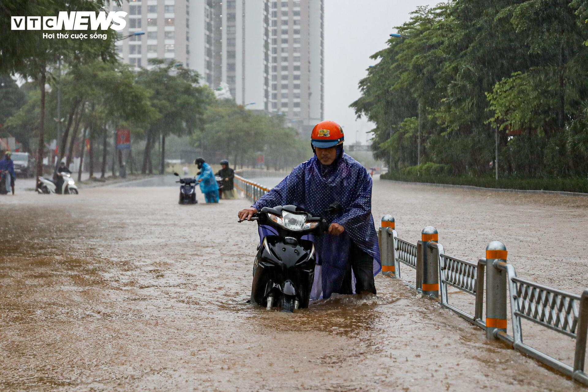 Nước ngập lút bánh xe, người Hà Nội dò dẫm tìm đường về nhà- Ảnh 24.