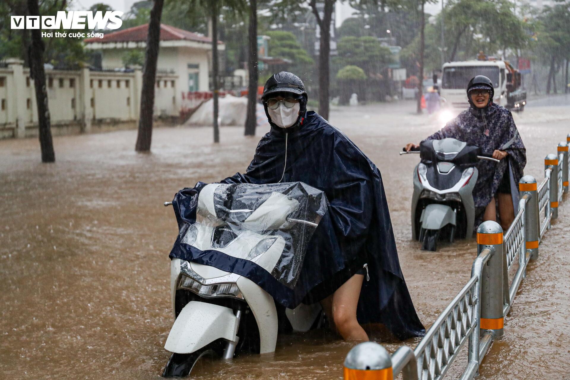 Nước ngập lút bánh xe, người Hà Nội dò dẫm tìm đường về nhà- Ảnh 26.