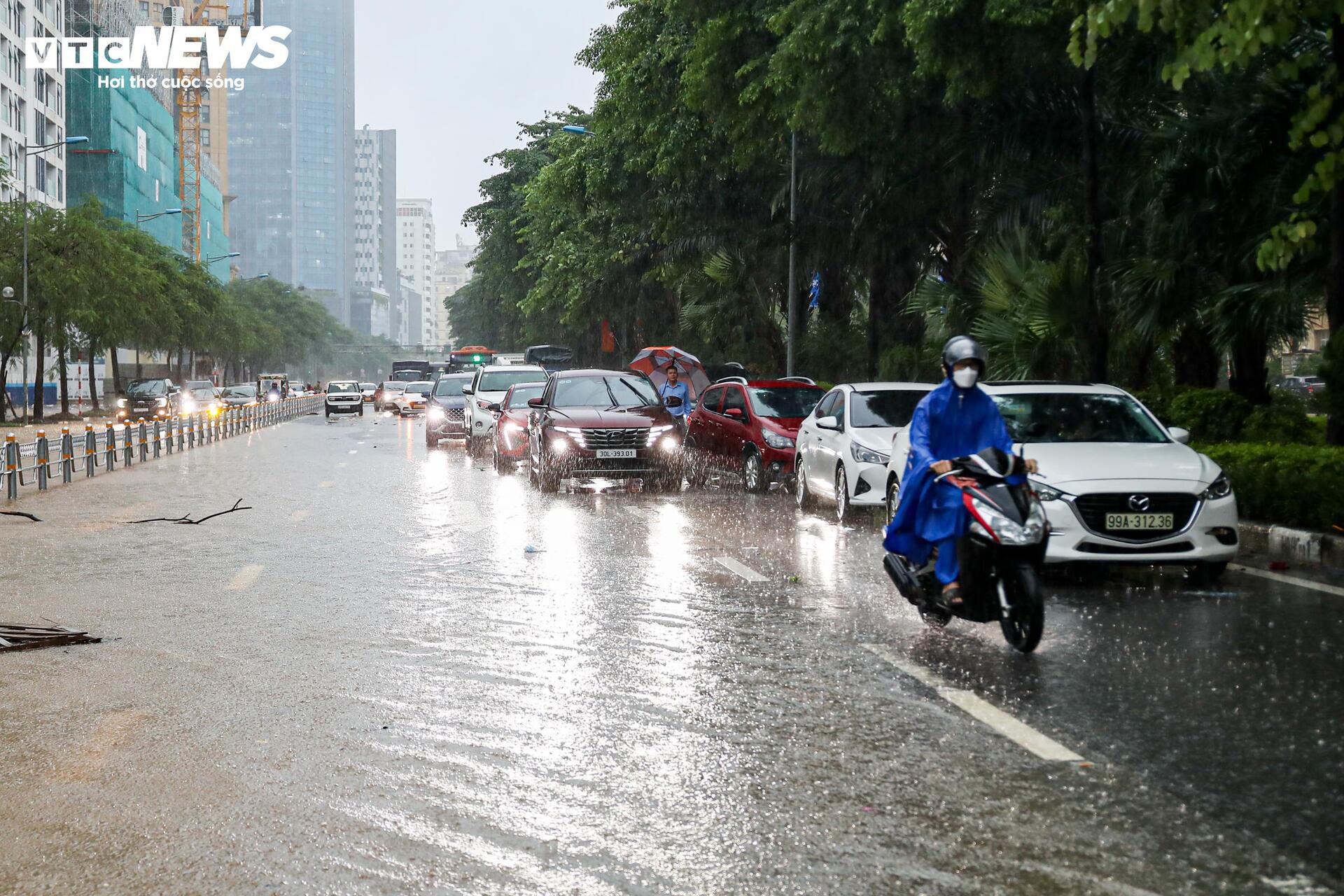 Nước ngập lút bánh xe, người Hà Nội dò dẫm tìm đường về nhà- Ảnh 22.