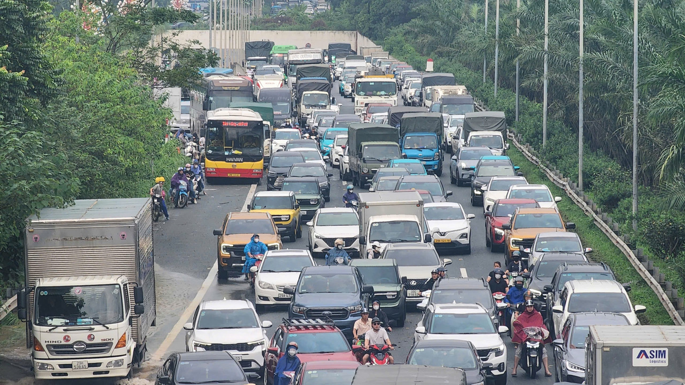 Nhiều tuyến đường Hà Nội vẫn bị phong tỏa vì ngập sâu, dân bì bõm lội nước đi làm- Ảnh 1.