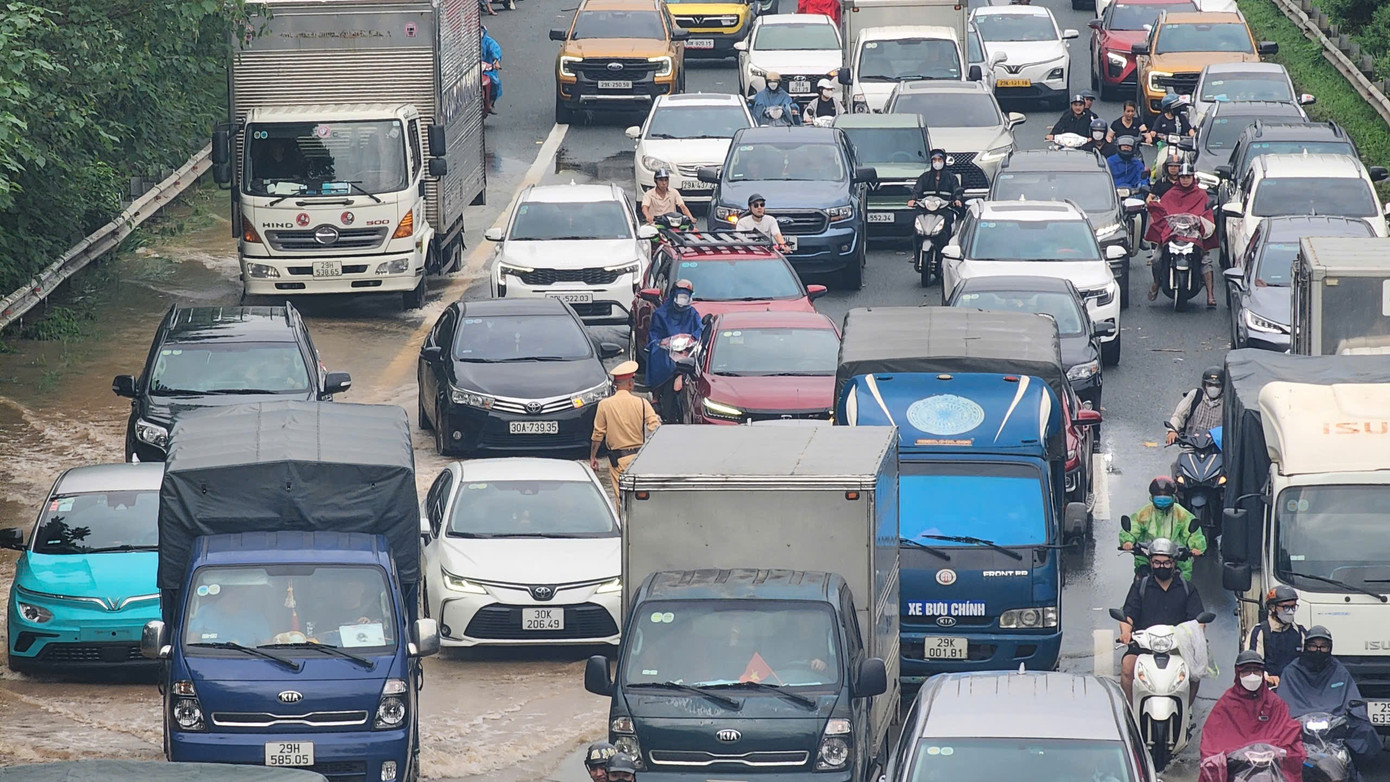 Nhiều tuyến đường Hà Nội vẫn bị phong tỏa vì ngập sâu, dân bì bõm lội nước đi làm- Ảnh 2.