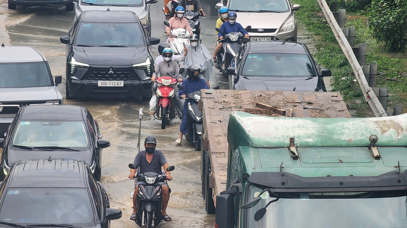 Nhiều tuyến đường Hà Nội vẫn bị phong tỏa vì ngập sâu, dân bì bõm lội nước đi làm- Ảnh 3.