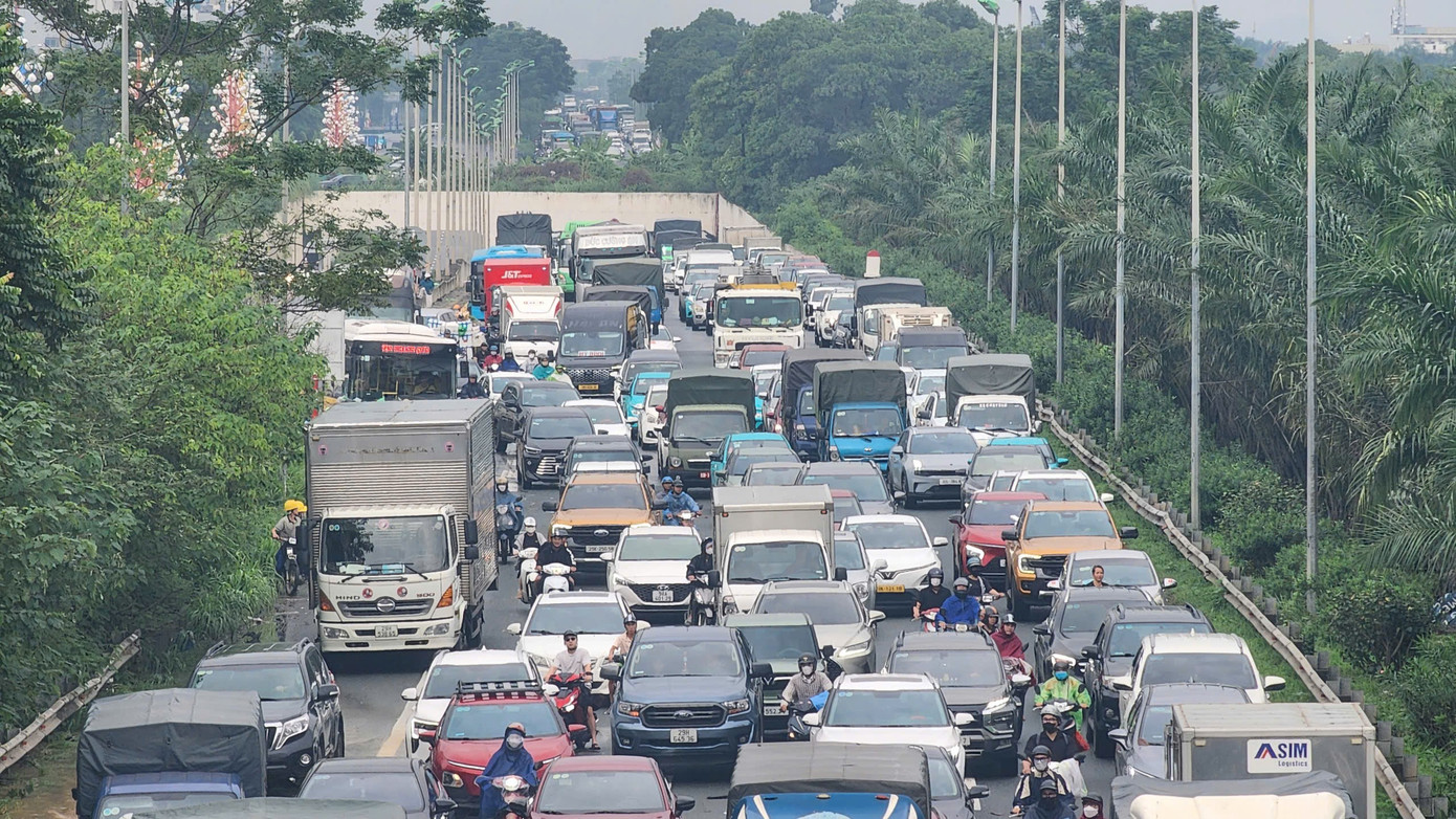 Nhiều tuyến đường Hà Nội vẫn bị phong tỏa vì ngập sâu, dân bì bõm lội nước đi làm- Ảnh 4.
