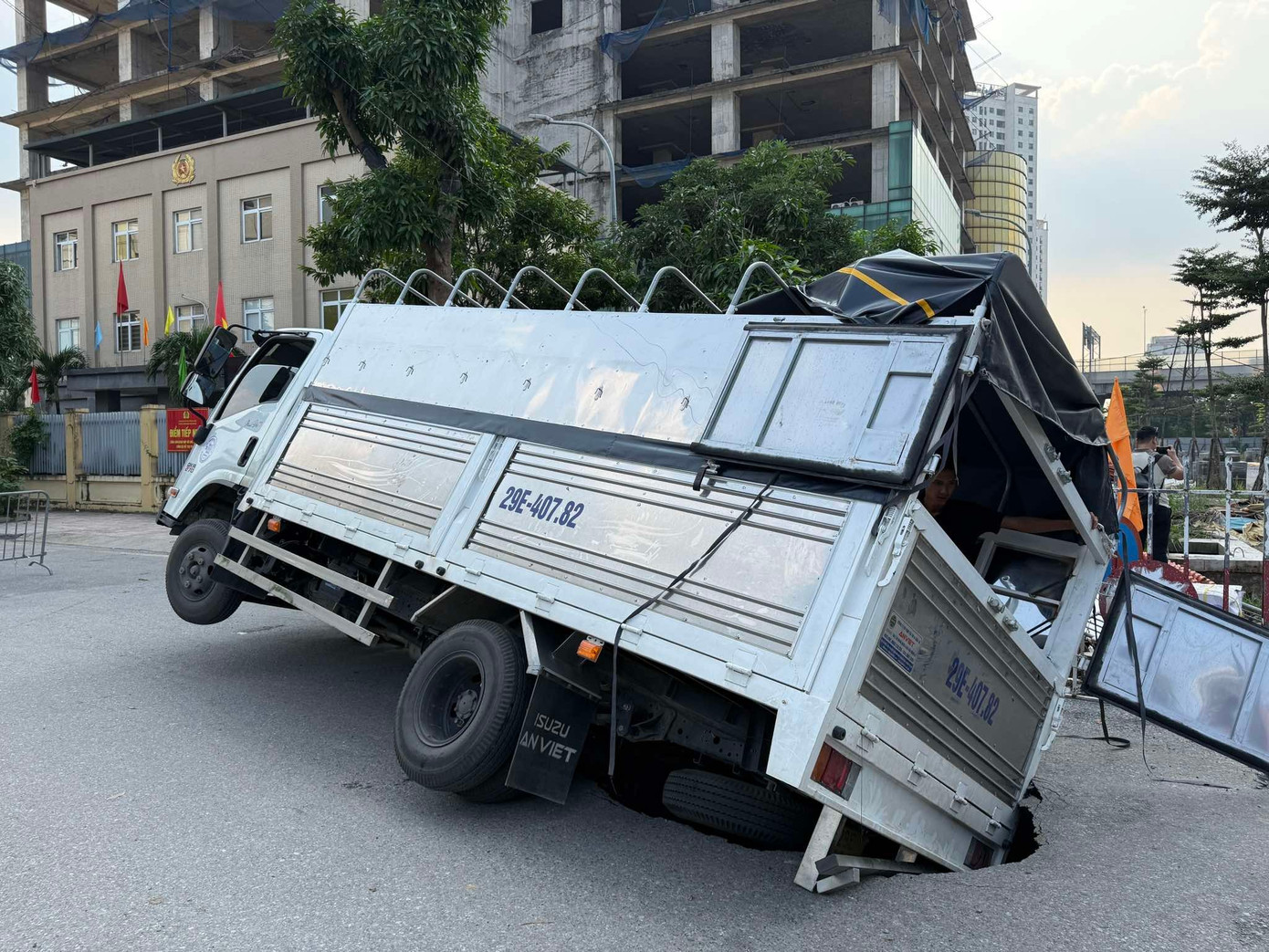 Xe tải sụp 'hố tử thần' ở Hà Nội- Ảnh 1.