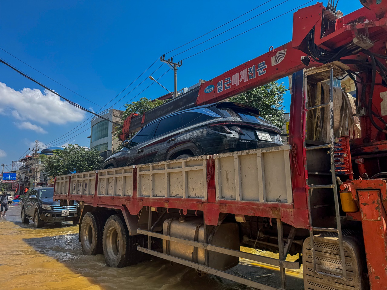 Ảnh, clip: Xế hộp ngập bùn, móp lõm nằm la liệt trên phố Thái Nguyên sau lũ- Ảnh 17. Ảnh, clip: Xế hộp ngập bùn, móp lõm nằm la liệt trên phố Thái Nguyên sau lũ- Ảnh 17.