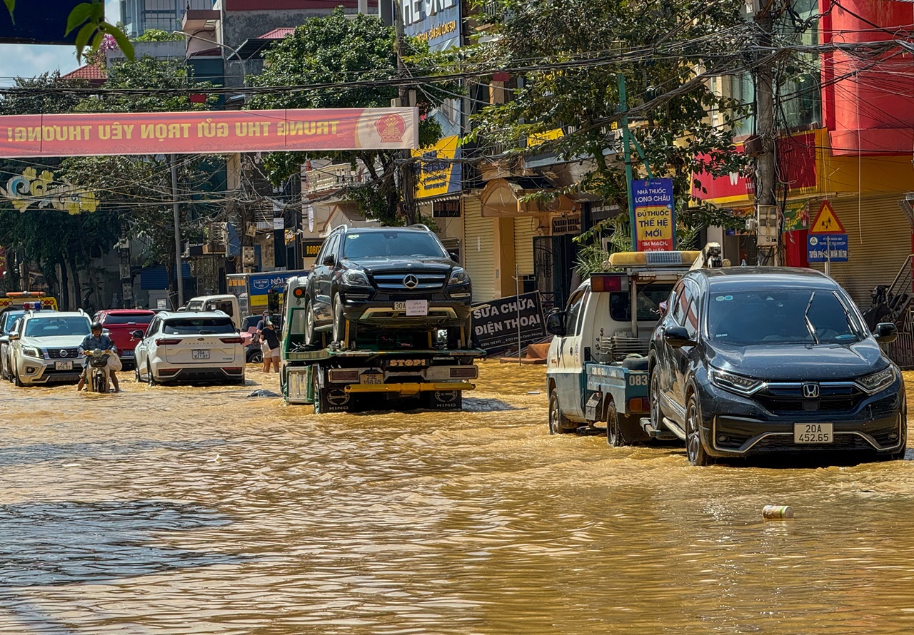 Ảnh, clip: Xế hộp ngập bùn, móp lõm nằm la liệt trên phố Thái Nguyên sau lũ- Ảnh 1. Ảnh, clip: Xế hộp ngập bùn, móp lõm nằm la liệt trên phố Thái Nguyên sau lũ- Ảnh 1.