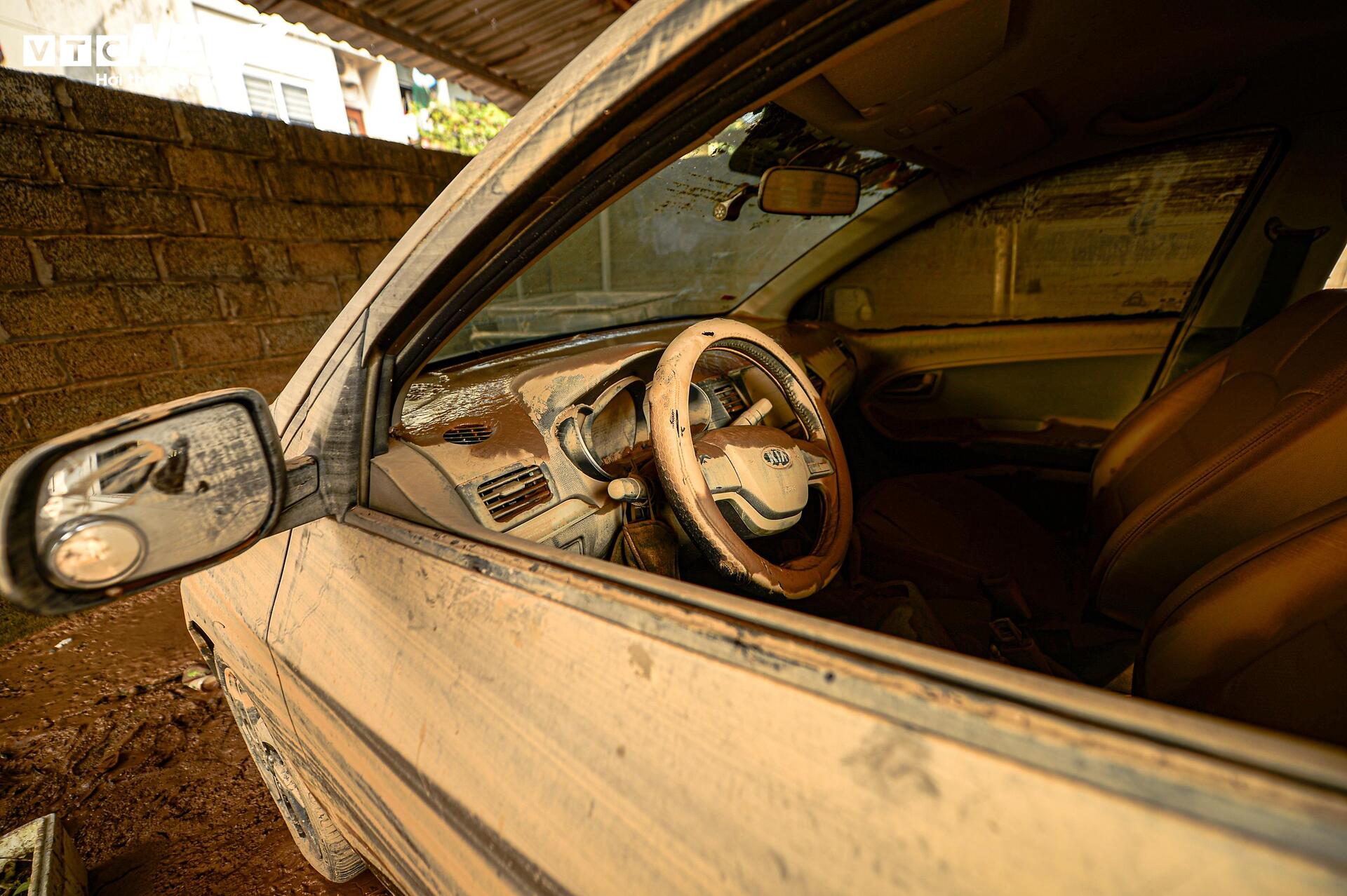 Nước rút, người Thái Nguyên đau xót nhìn hàng trăm ô tô phủ bùn, chết máy sau lũ- Ảnh 10.