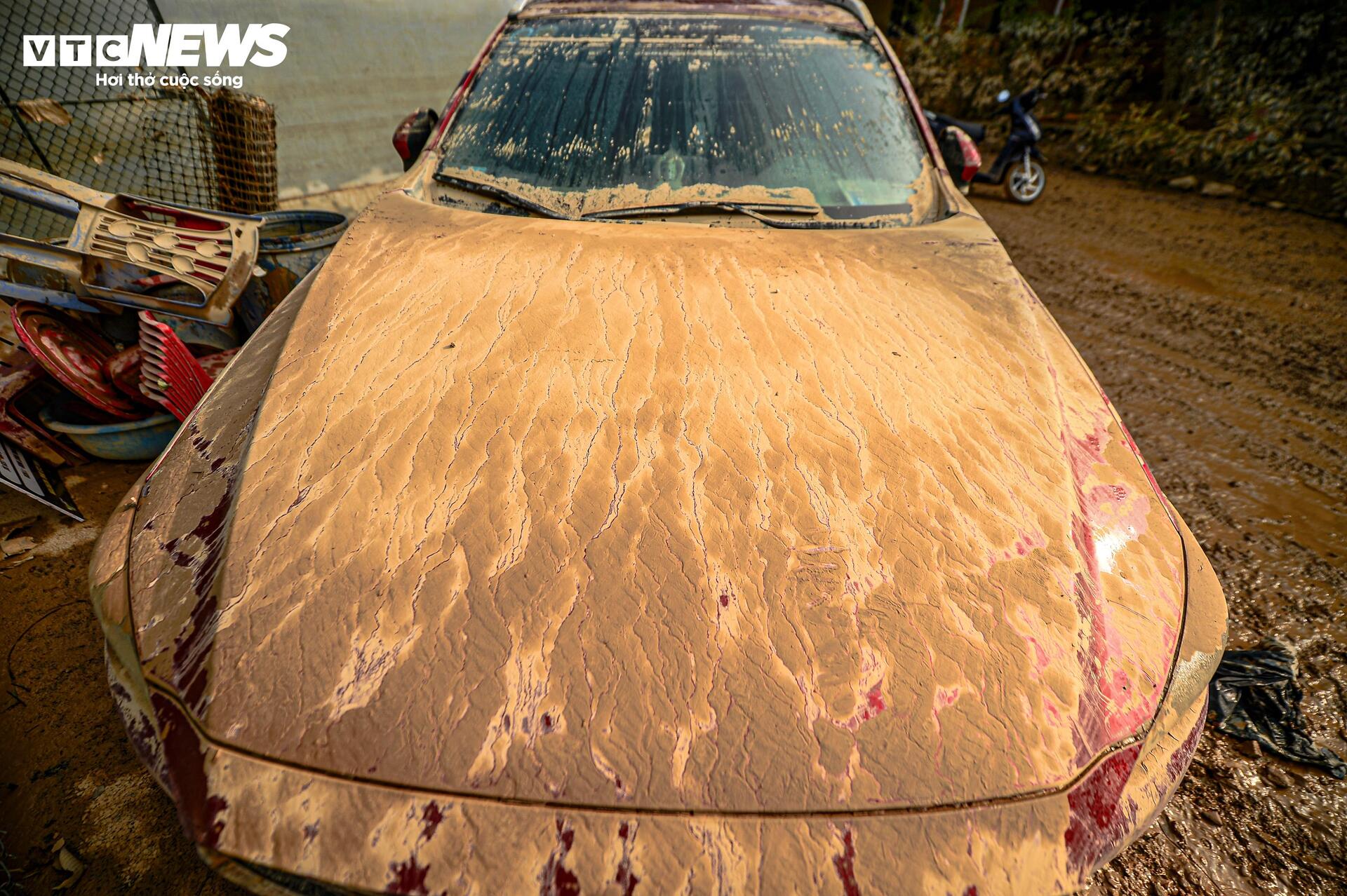 Nước rút, người Thái Nguyên đau xót nhìn hàng trăm ô tô phủ bùn, chết máy sau lũ- Ảnh 15.