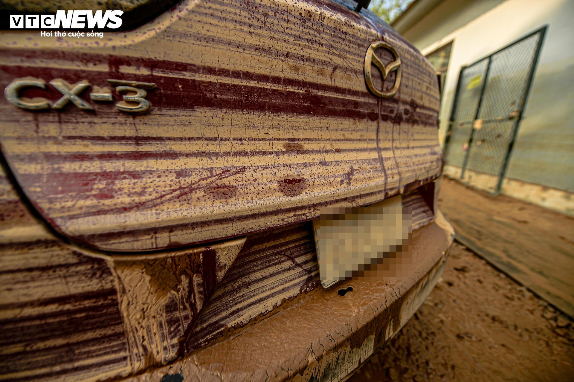 Nước rút, người Thái Nguyên đau xót nhìn hàng trăm ô tô phủ bùn, chết máy sau lũ- Ảnh 18.