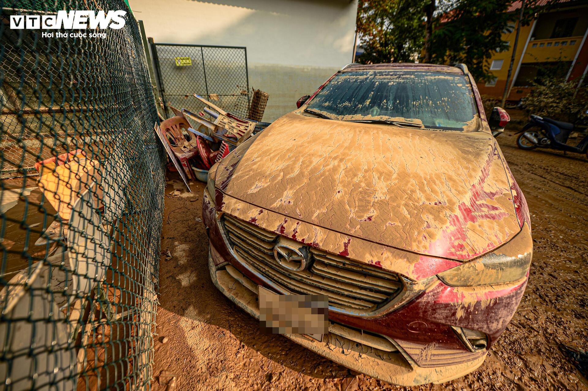 Nước rút, người Thái Nguyên đau xót nhìn hàng trăm ô tô phủ bùn, chết máy sau lũ- Ảnh 2.