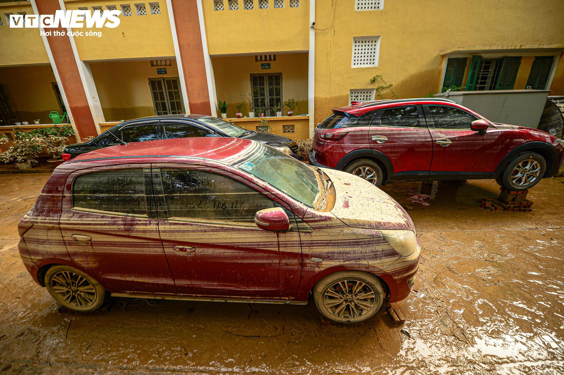 Nước rút, người Thái Nguyên đau xót nhìn hàng trăm ô tô phủ bùn, chết máy sau lũ- Ảnh 3.