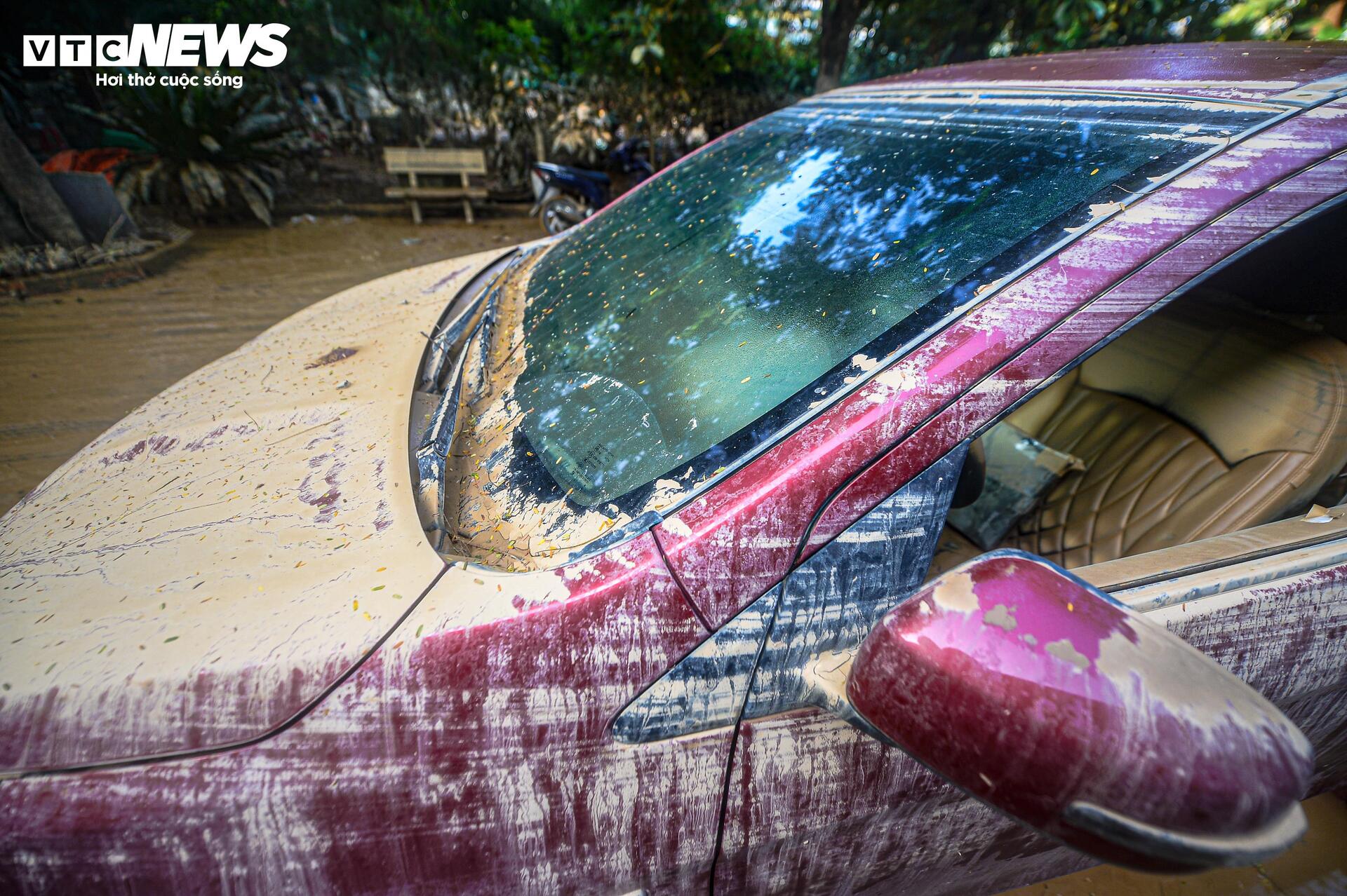 Nước rút, người Thái Nguyên đau xót nhìn hàng trăm ô tô phủ bùn, chết máy sau lũ- Ảnh 7.