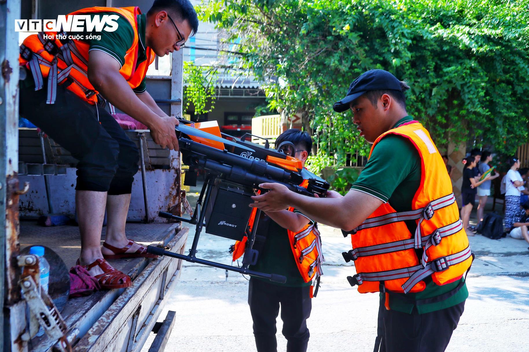 Công an Hà Nội dùng xe đặc chủng sơ tán hơn 11.000 người dân vùng ngoại thành- Ảnh 5.