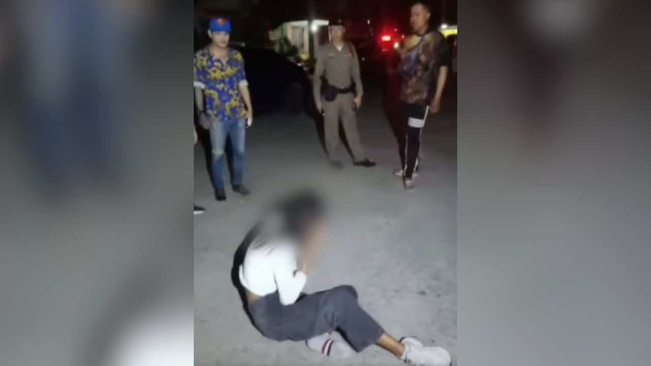 Cô gái xách cái ghế đến cạnh 1 chiếc ô tô rồi trèo lên, chuyện xảy ra sau đó khiến ai cũng ngỡ ngàng- Ảnh 2.