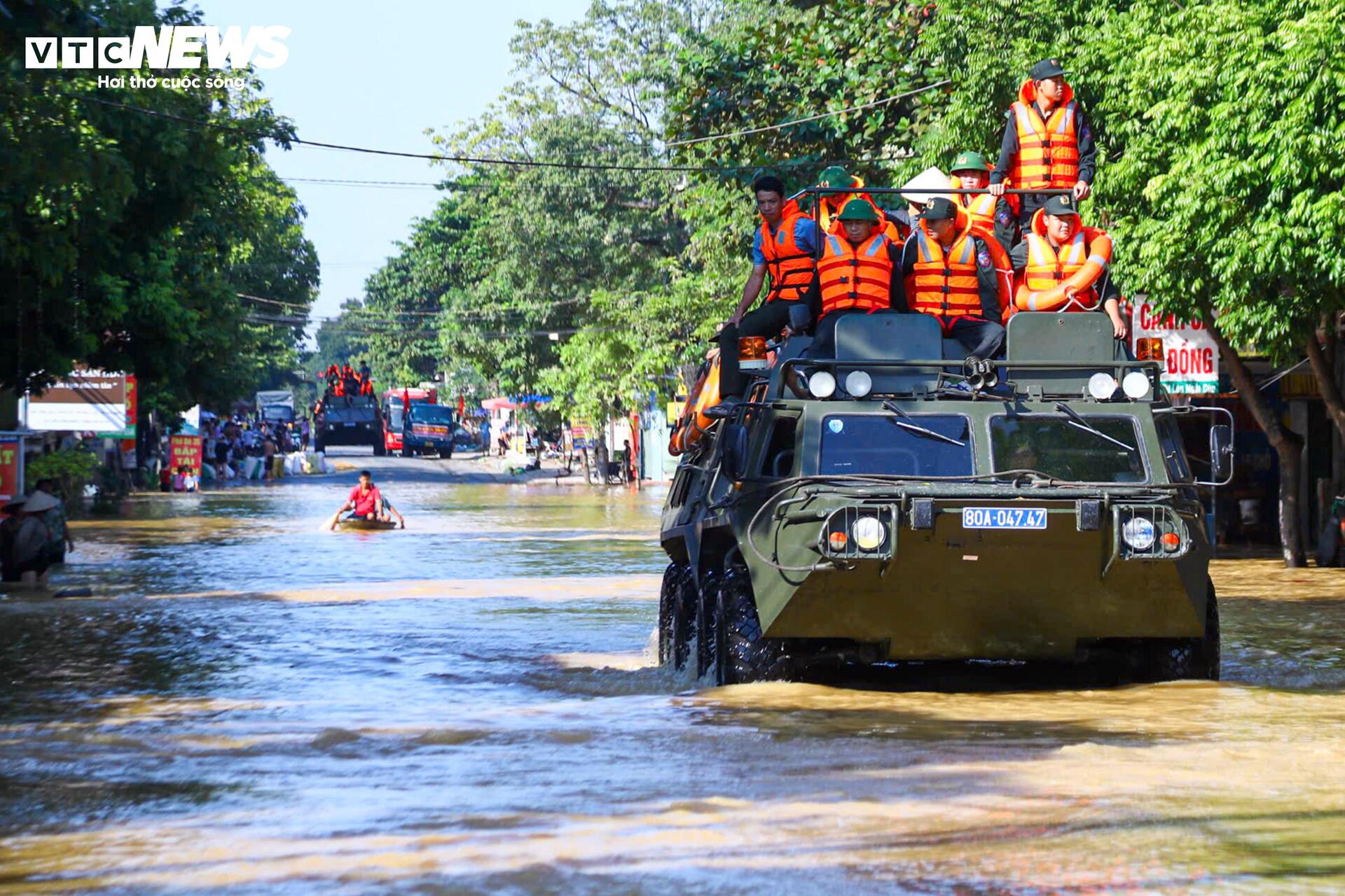 Công an Hà Nội dùng xe đặc chủng sơ tán hơn 11.000 người dân vùng ngoại thành- Ảnh 2.