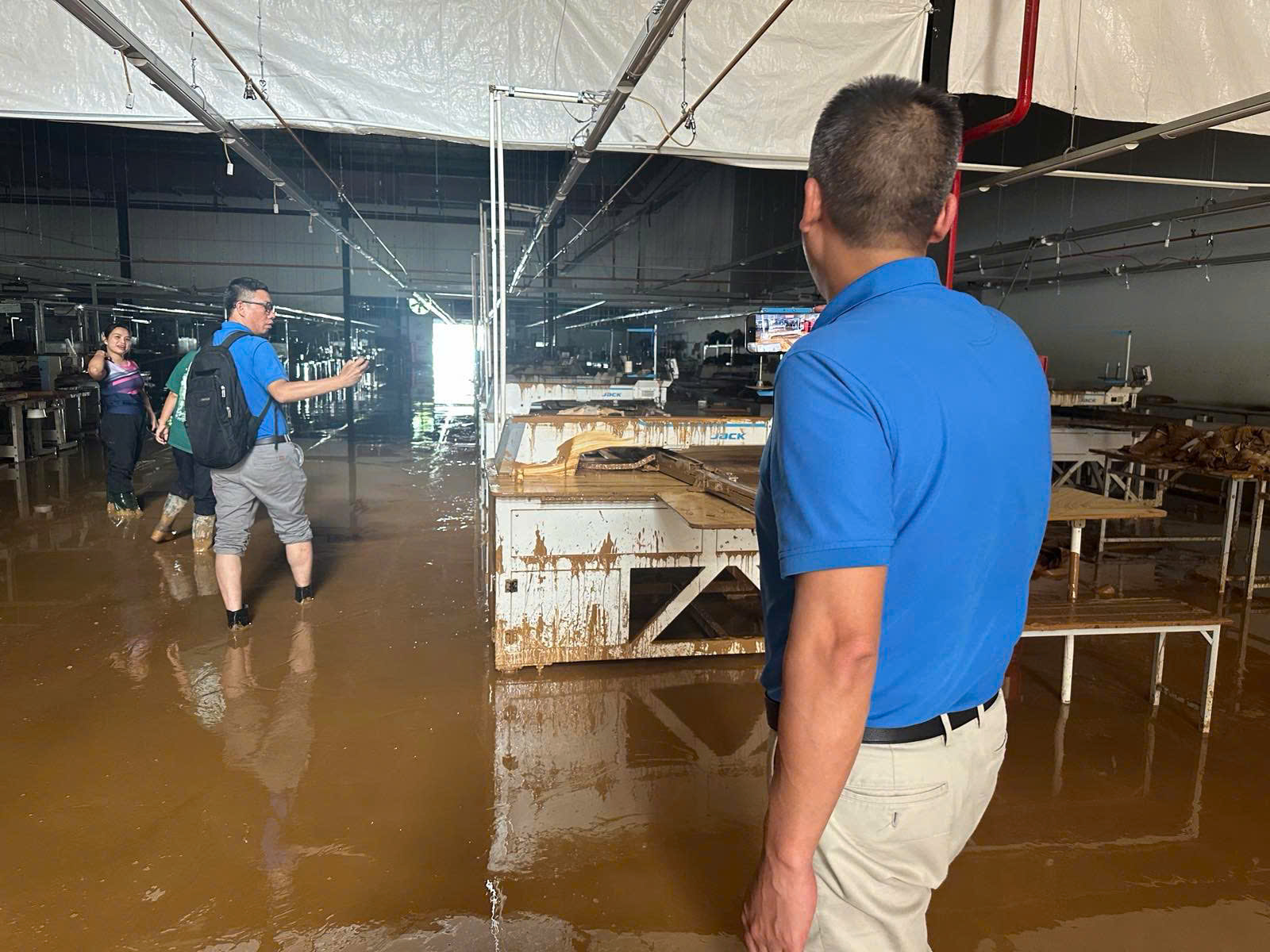 Ô tô ngập nước la liệt ở vùng bão lũ, các hãng bảo hiểm chi trả ra sao?- Ảnh 1.