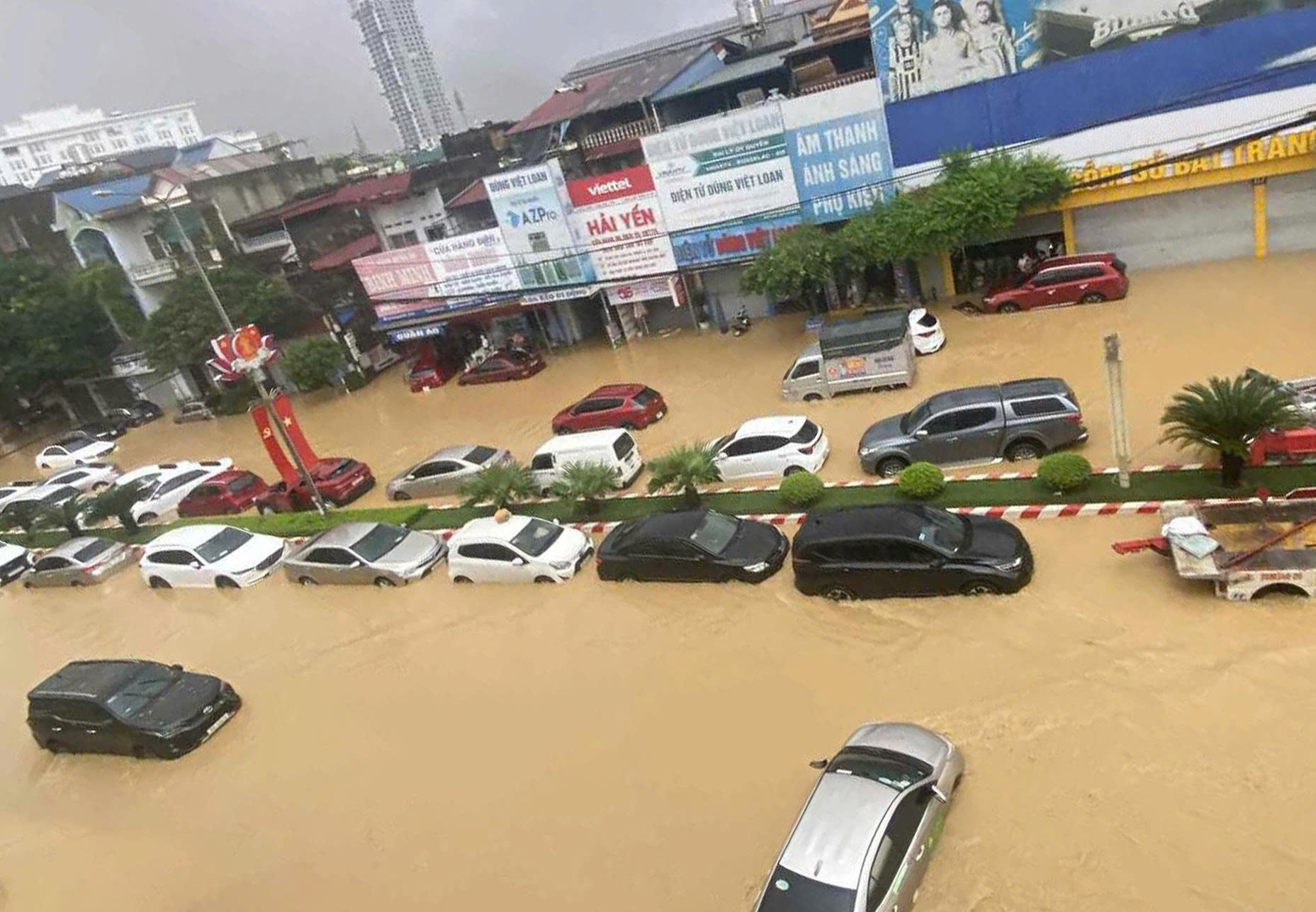 Ô tô ngập nước la liệt ở vùng bão lũ, các hãng bảo hiểm chi trả ra sao?- Ảnh 2.