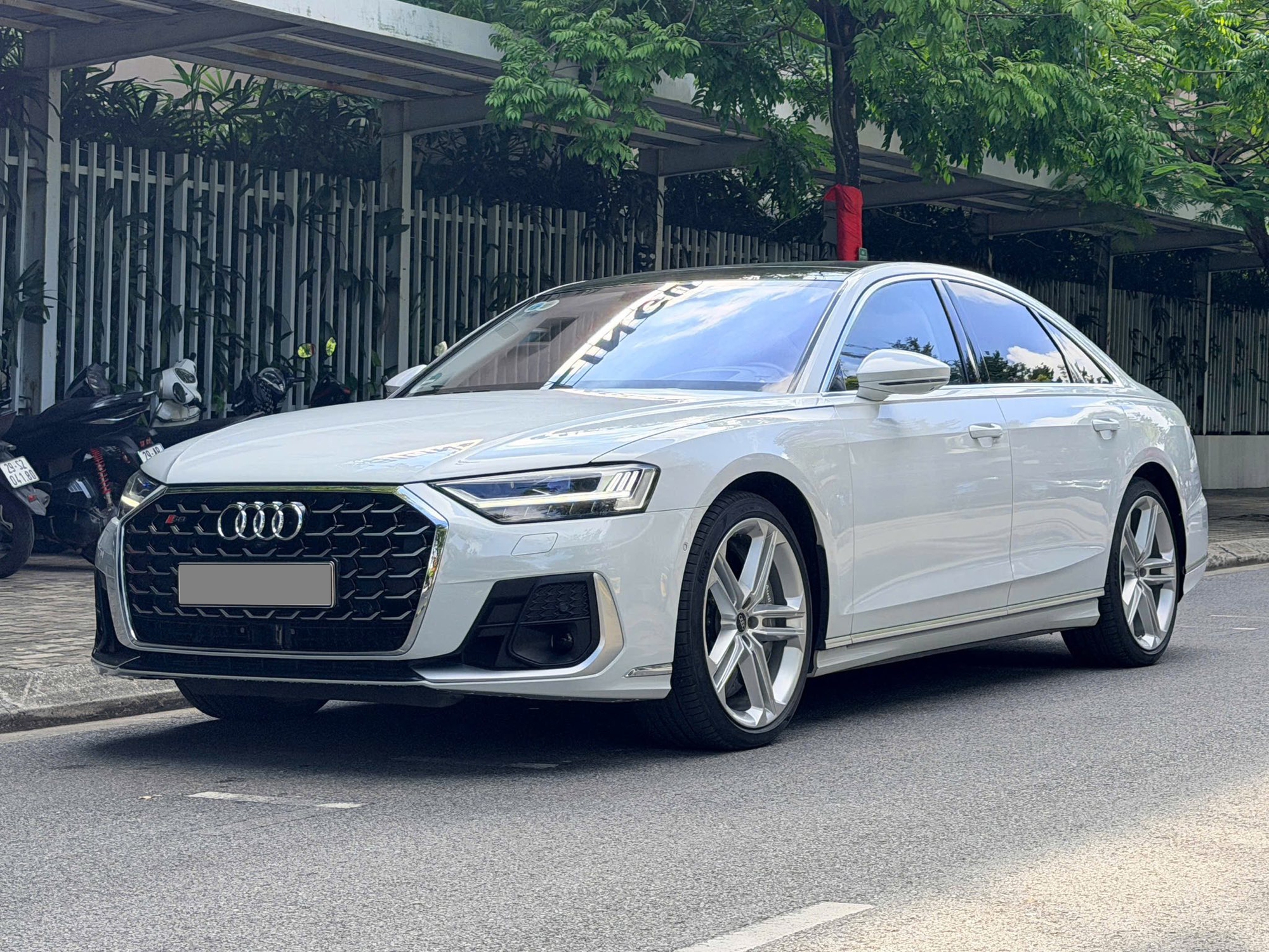 Hàng hiếm Audi S8 cũ rao bán: Giá chưa đến 5 tỷ đồng nhưng có trải nghiệm của siêu xe, người bán khẳng định 'tạm quên S-Class và 7 Series'- Ảnh 2. Hàng hiếm Audi S8 cũ rao bán: Giá chưa đến 5 tỷ đồng nhưng có trải nghiệm của siêu xe, người bán khẳng định 'tạm quên S-Class và 7 Series'- Ảnh 2.
