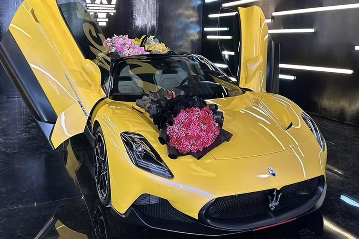 Soi dàn xe của vợ chồng Ngân 98 - Lương Bằng Quang: Từ SUV hiệu năng cao đến siêu xe mui trần đầu tiên về Việt Nam- Ảnh 6. Soi dàn xe của vợ chồng Ngân 98 - Lương Bằng Quang: Từ SUV hiệu năng cao đến siêu xe mui trần đầu tiên về Việt Nam- Ảnh 6.