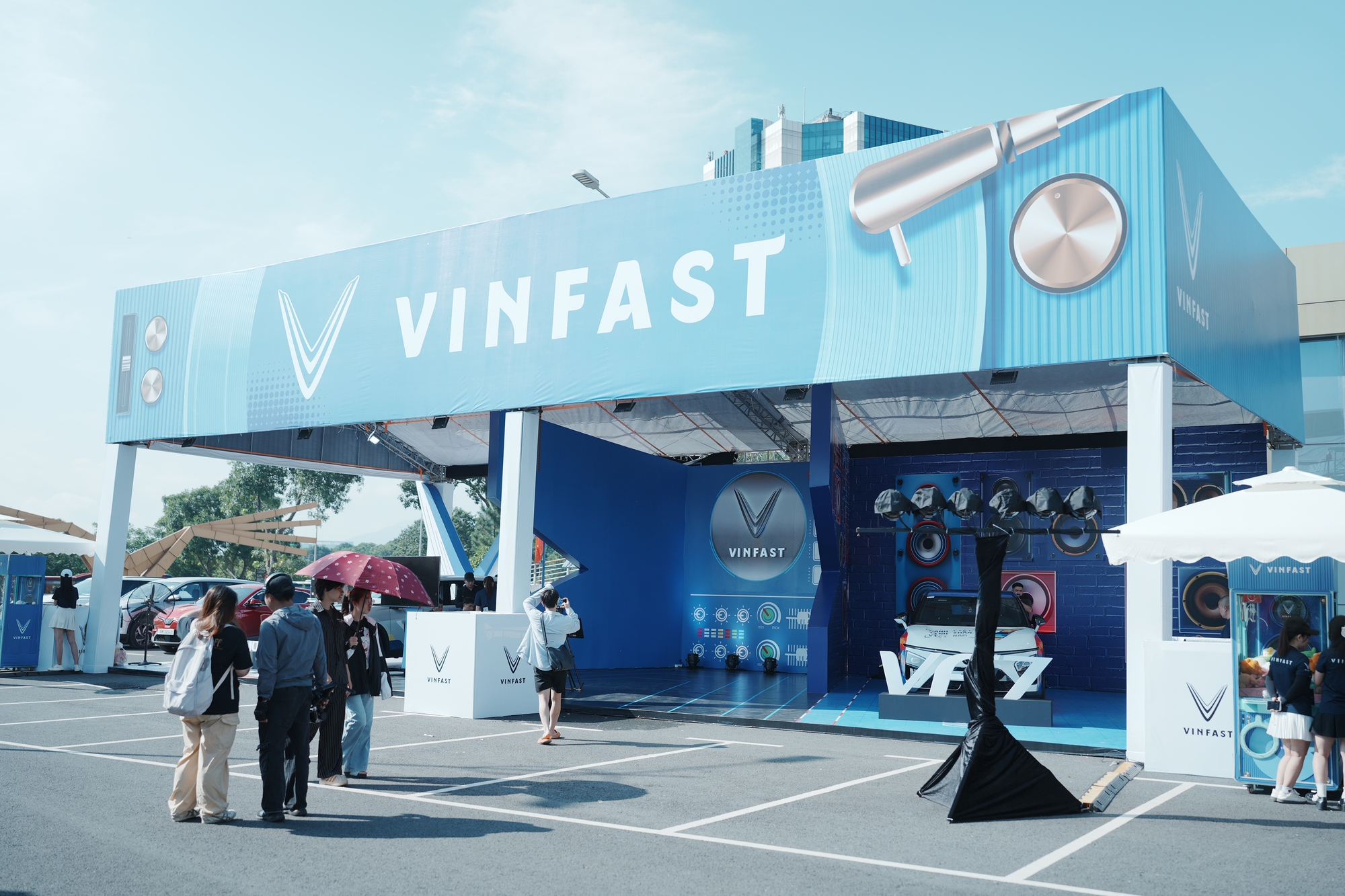 Chuyển đổi xanh ngay từ chiếc ô tô đầu tiên: Người trẻ háo hức chào đón xe điện- Ảnh 2.