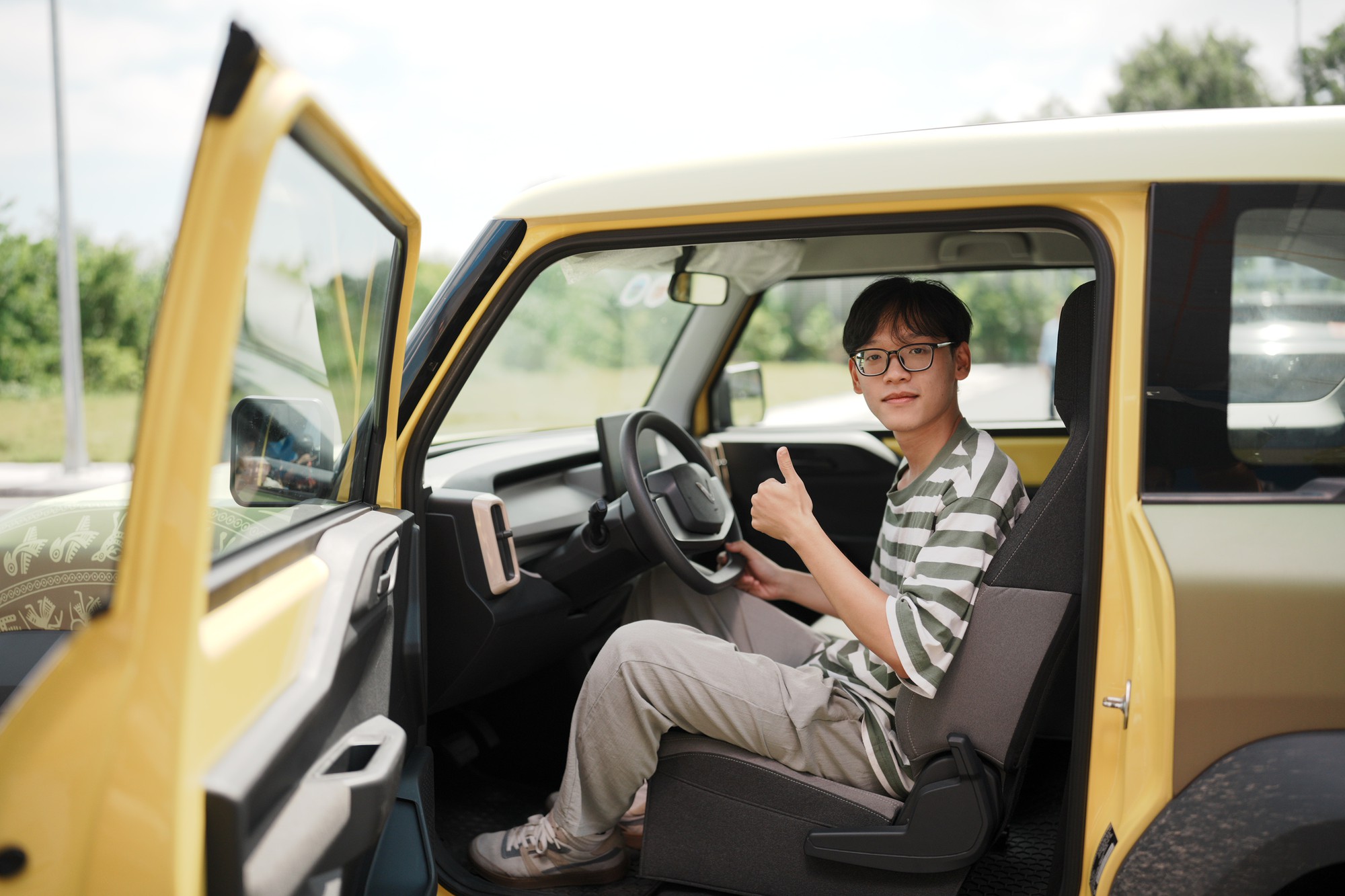 Chuyển đổi xanh ngay từ chiếc ô tô đầu tiên: Người trẻ háo hức chào đón xe điện- Ảnh 4.