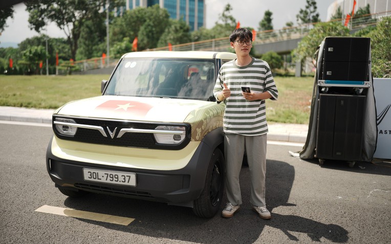 Chuyển đổi xanh ngay từ chiếc ô tô đầu tiên: Người trẻ háo hức chào đón xe điện- Ảnh 1.