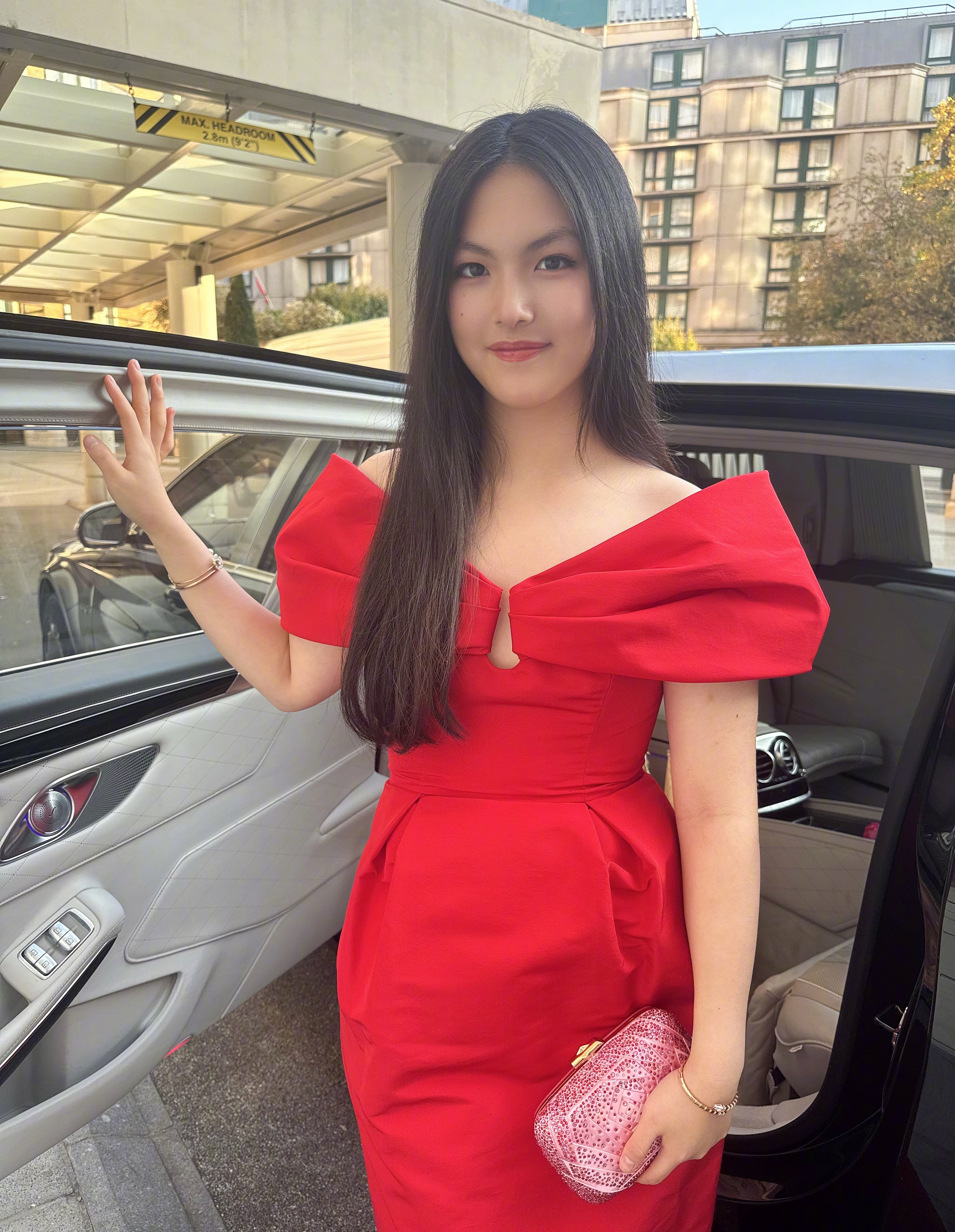 Con gái MC giàu nhất showbiz 15 tuổi đã có Rolls-Royce riêng, sinh nhật 16 tuổi ngồi Maybach 60 tỷ đồng: Bố mẹ tiết lộ 1 điều gây ngỡ ngàng- Ảnh 1.