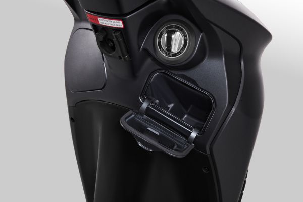 Ra mắt xe tay ga tam giác mạch giá ngang Vision: Ăn xăng 1,75L/100km, cốp lớn, có Smartkey- Ảnh 5. Ra mắt xe tay ga tam giác mạch giá ngang Vision: Ăn xăng 1,75L/100km, cốp lớn, có Smartkey- Ảnh 5.