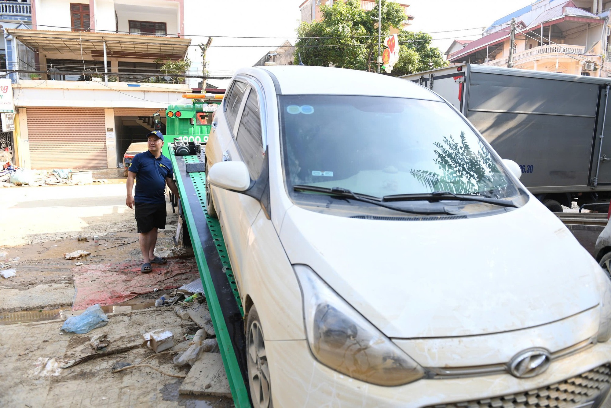 Xe ngâm lũ 3 ngày đặc kín bùn đất, nằm la liệt ở Thái Nguyên: Cứu hộ căng mình giải cứu- Ảnh 2.