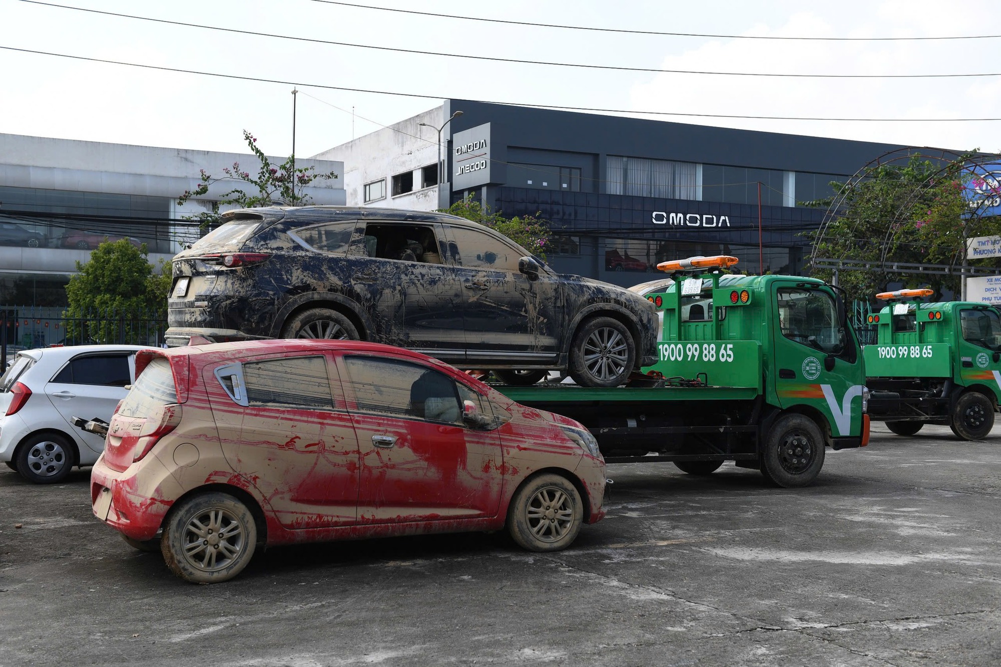 Xe ngâm lũ 3 ngày đặc kín bùn đất, nằm la liệt ở Thái Nguyên: Cứu hộ căng mình giải cứu- Ảnh 3.