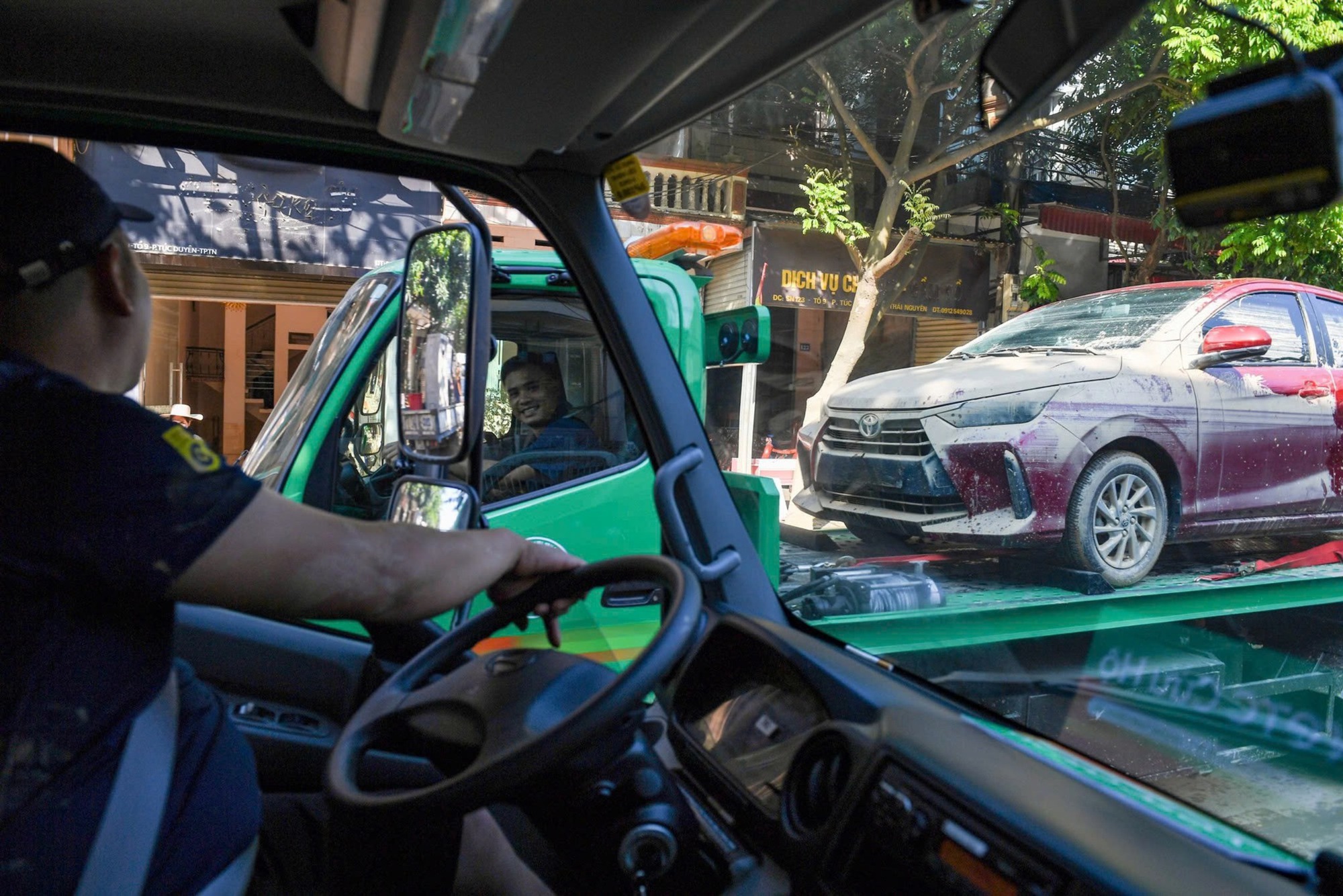 Xe ngâm lũ 3 ngày đặc kín bùn đất, nằm la liệt ở Thái Nguyên: Cứu hộ căng mình giải cứu- Ảnh 4.