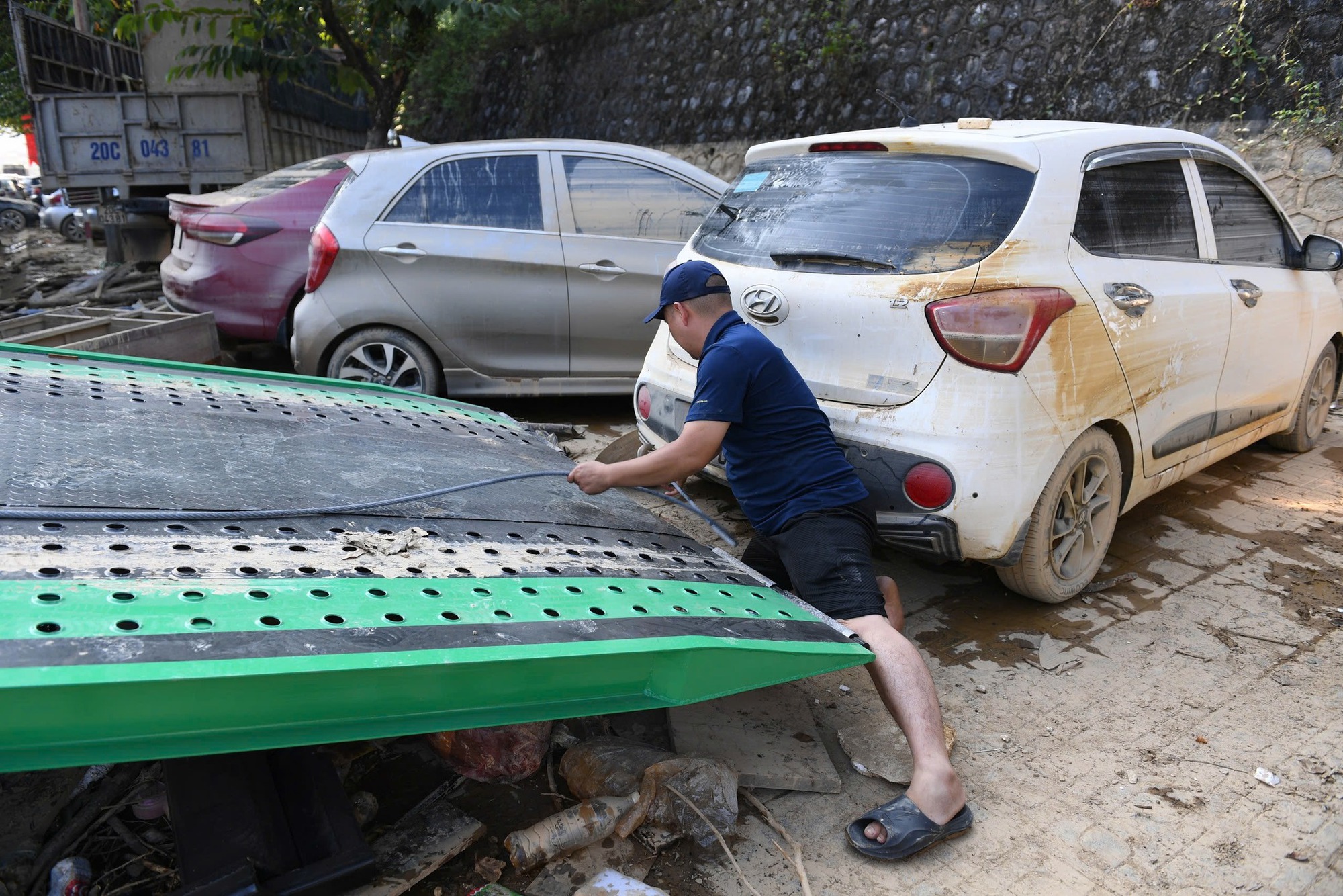 Xe ngâm lũ 3 ngày đặc kín bùn đất, nằm la liệt ở Thái Nguyên: Cứu hộ căng mình giải cứu- Ảnh 5.