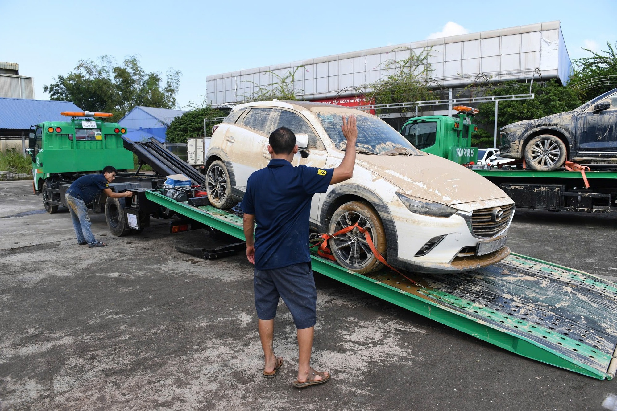 Xe ngâm lũ 3 ngày đặc kín bùn đất, nằm la liệt ở Thái Nguyên: Cứu hộ căng mình giải cứu- Ảnh 6.