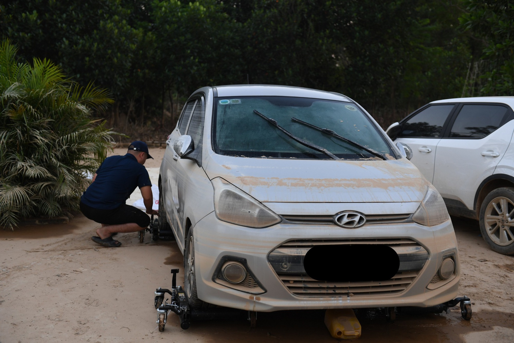 Xe ngâm lũ 3 ngày đặc kín bùn đất, nằm la liệt ở Thái Nguyên: Cứu hộ căng mình giải cứu- Ảnh 7.