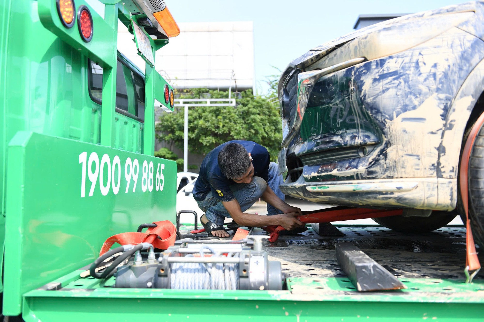 Xe ngâm lũ 3 ngày đặc kín bùn đất, nằm la liệt ở Thái Nguyên: Cứu hộ căng mình giải cứu- Ảnh 10.