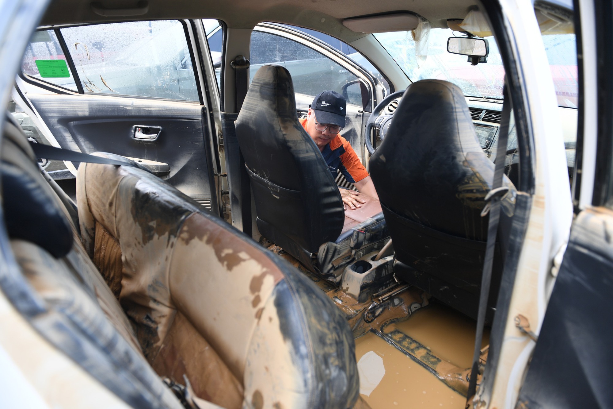 Xe ngâm lũ 3 ngày đặc kín bùn đất, nằm la liệt ở Thái Nguyên: Cứu hộ căng mình giải cứu- Ảnh 11.