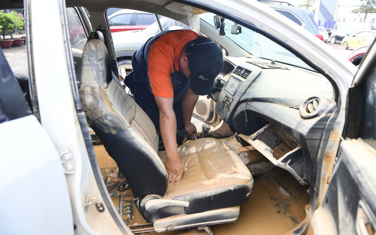 Xe ngâm lũ 3 ngày đặc kín bùn đất, nằm la liệt ở Thái Nguyên: Cứu hộ căng mình giải cứu- Ảnh 1.