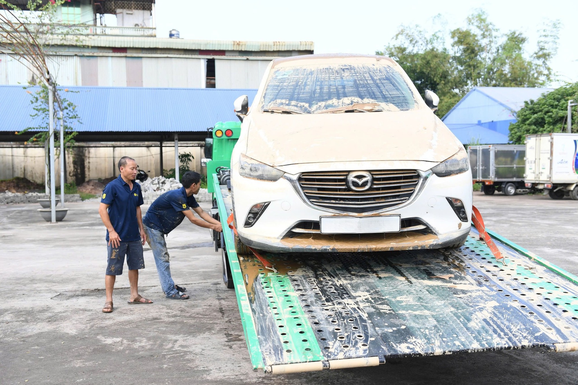 Xe ngâm lũ 3 ngày đặc kín bùn đất, nằm la liệt ở Thái Nguyên: Cứu hộ căng mình giải cứu- Ảnh 12.