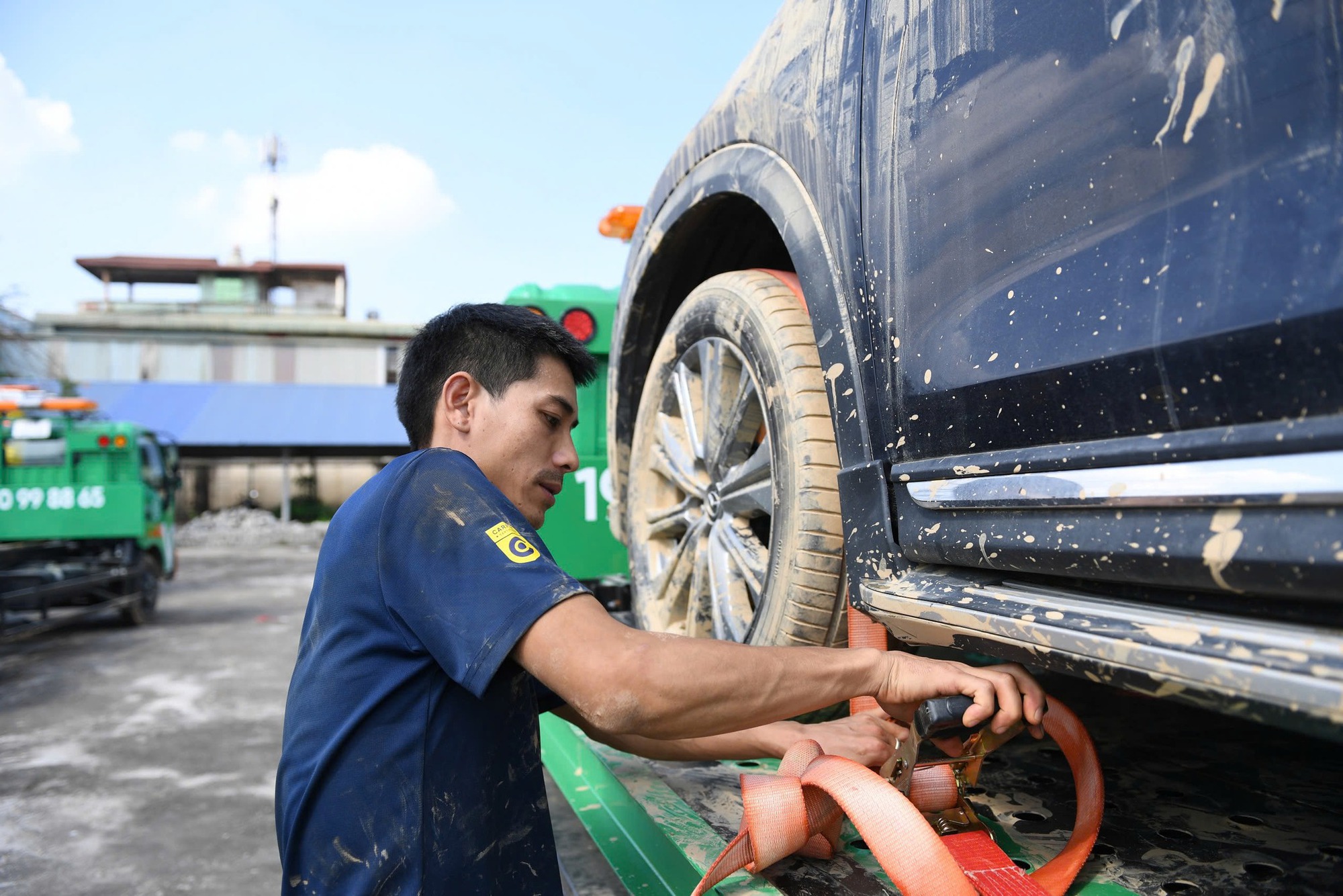 Xe ngâm lũ 3 ngày đặc kín bùn đất, nằm la liệt ở Thái Nguyên: Cứu hộ căng mình giải cứu- Ảnh 13.