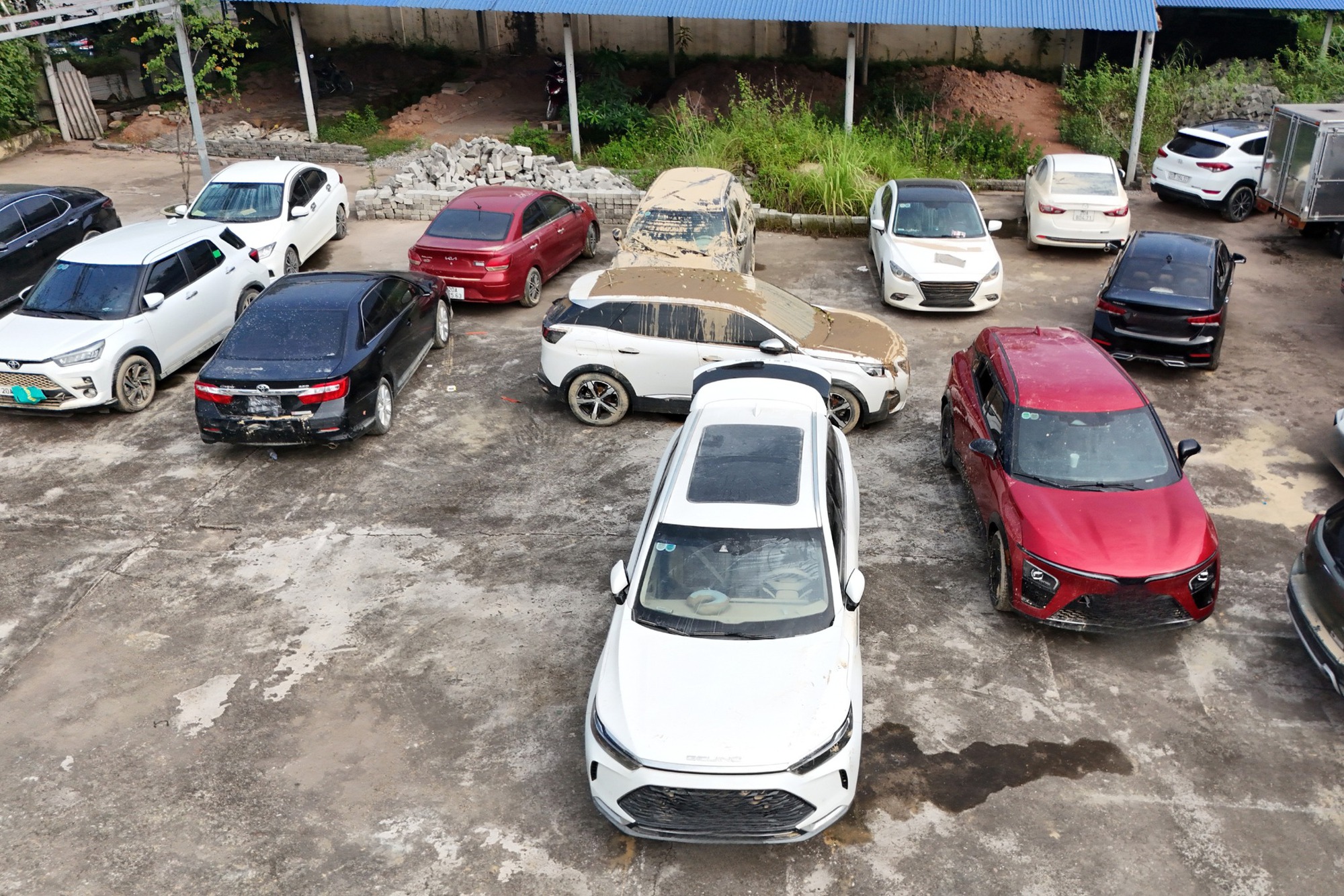 Xe ngâm lũ 3 ngày đặc kín bùn đất, nằm la liệt ở Thái Nguyên: Cứu hộ căng mình giải cứu- Ảnh 15.