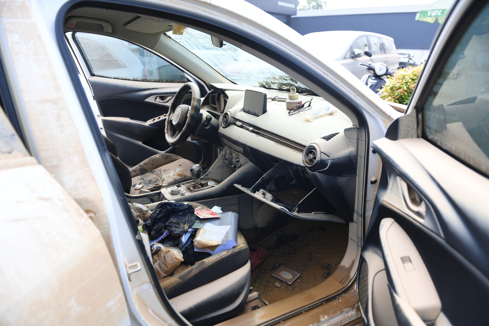 Xe ngâm lũ 3 ngày đặc kín bùn đất, nằm la liệt ở Thái Nguyên: Cứu hộ căng mình giải cứu- Ảnh 16.