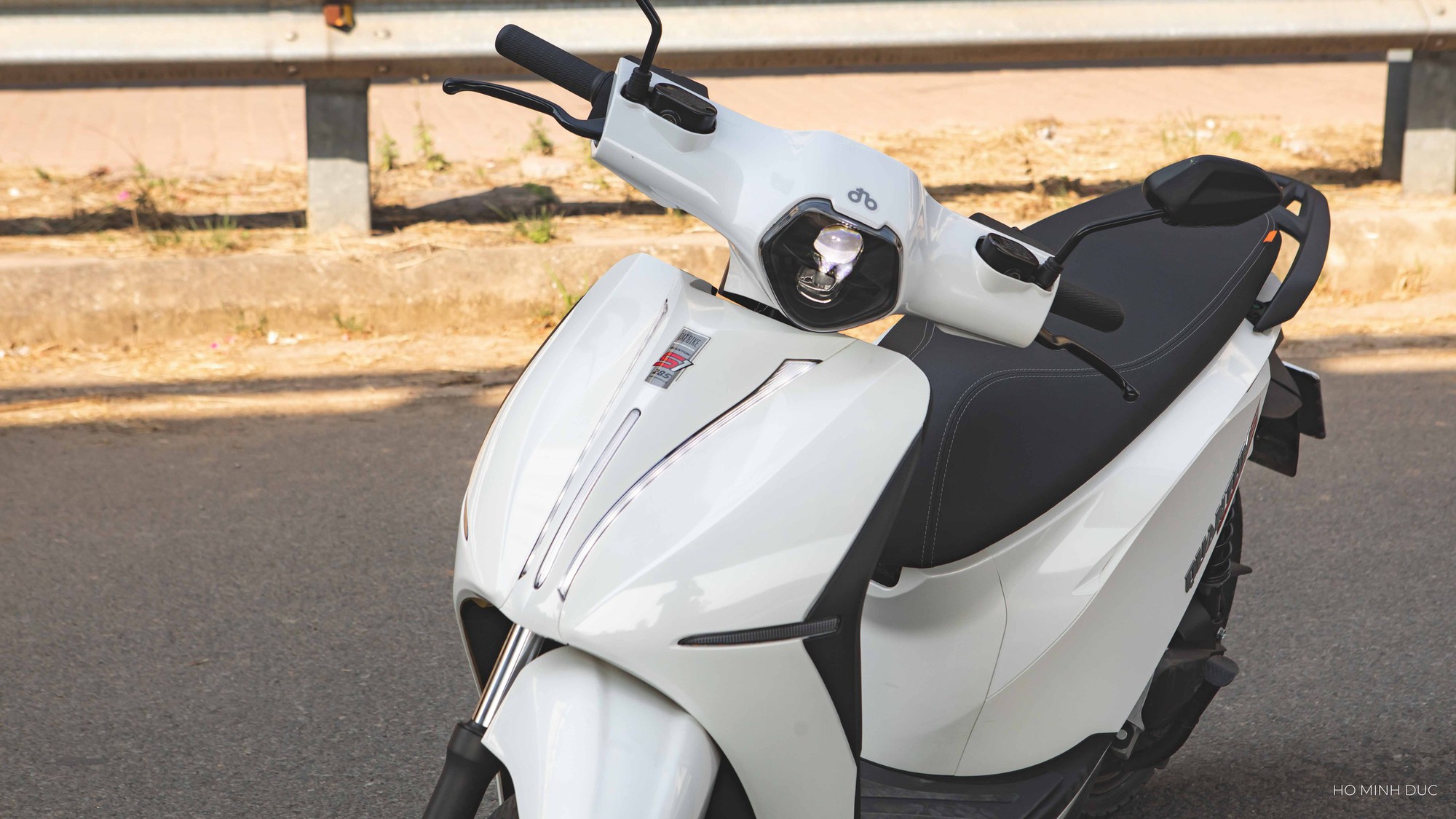 Tứ bề là nước, tài xế vẫn vô tư chở khách 