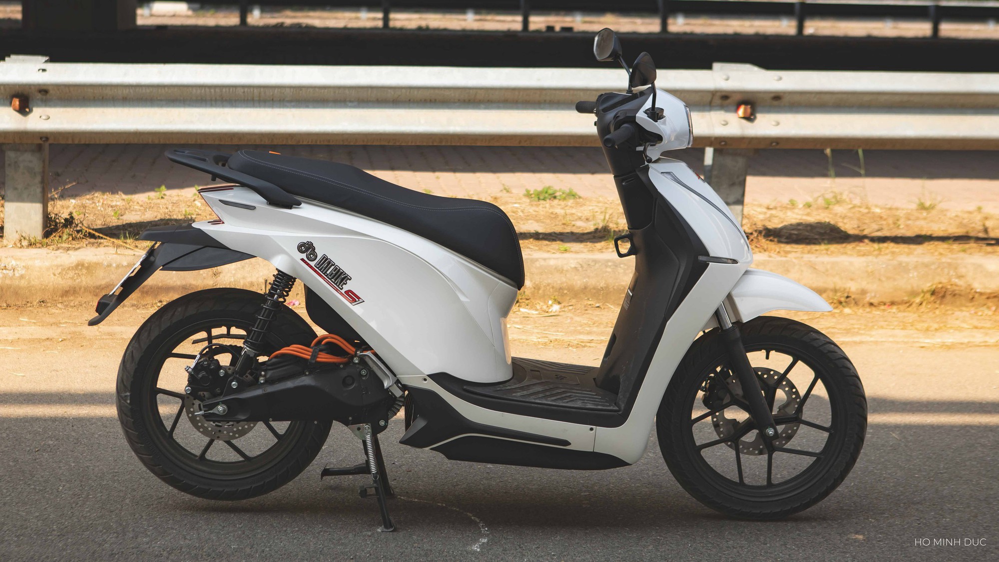 Tứ bề là nước, tài xế vẫn vô tư chở khách 