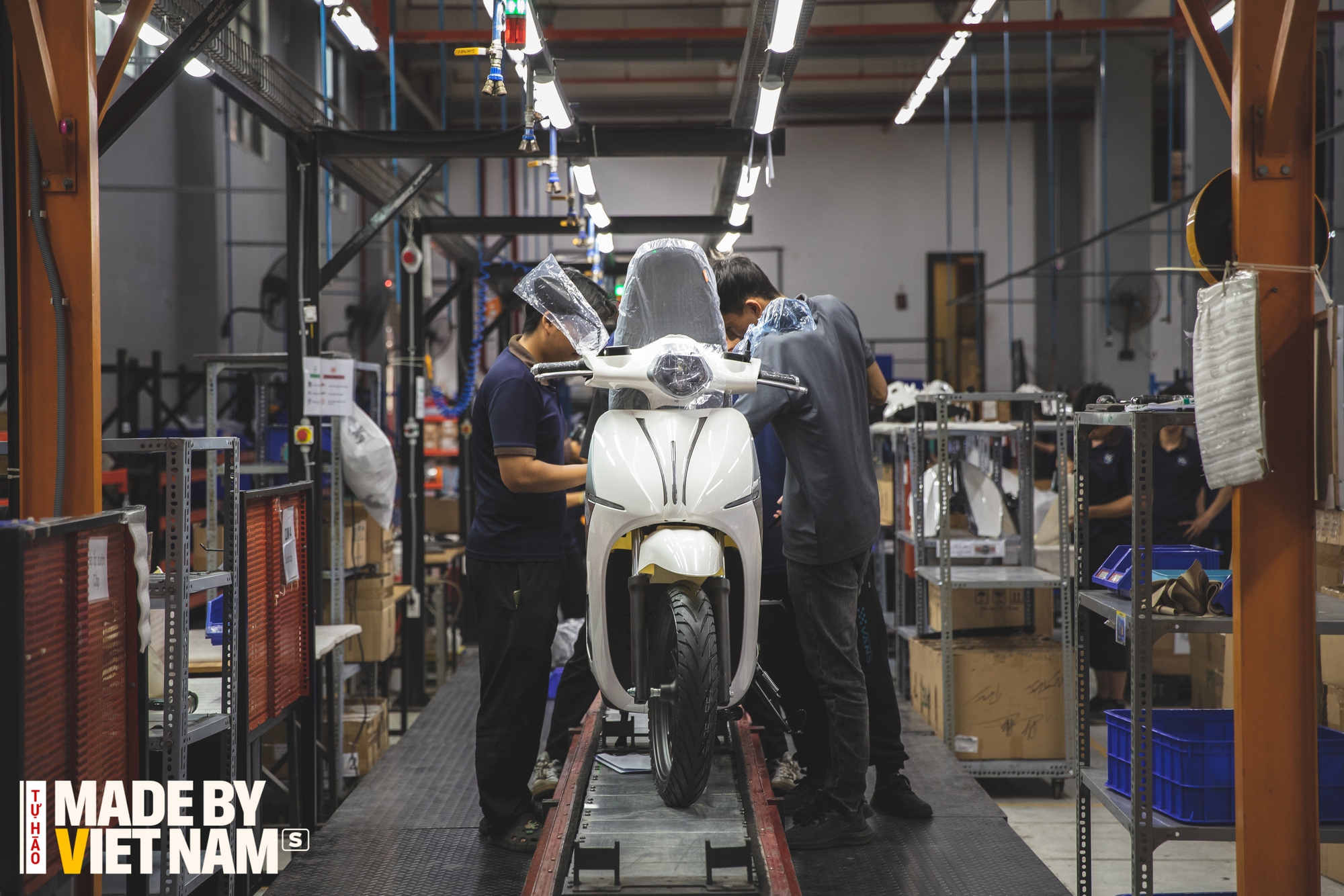 Tứ bề là nước, tài xế vẫn vô tư chở khách 