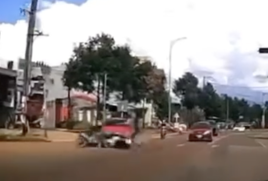 CLIP: Xe con tông liên hoàn nhiều phương tiện đang dừng đèn đỏ- Ảnh 1.