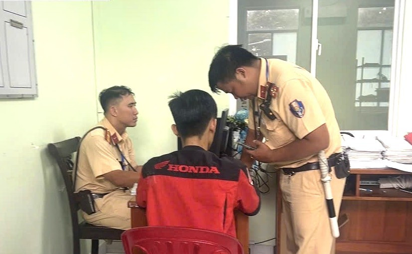 Bị tịch thu phương tiện vì chạy một bánh để vợ quay video đăng TikTok- Ảnh 1.